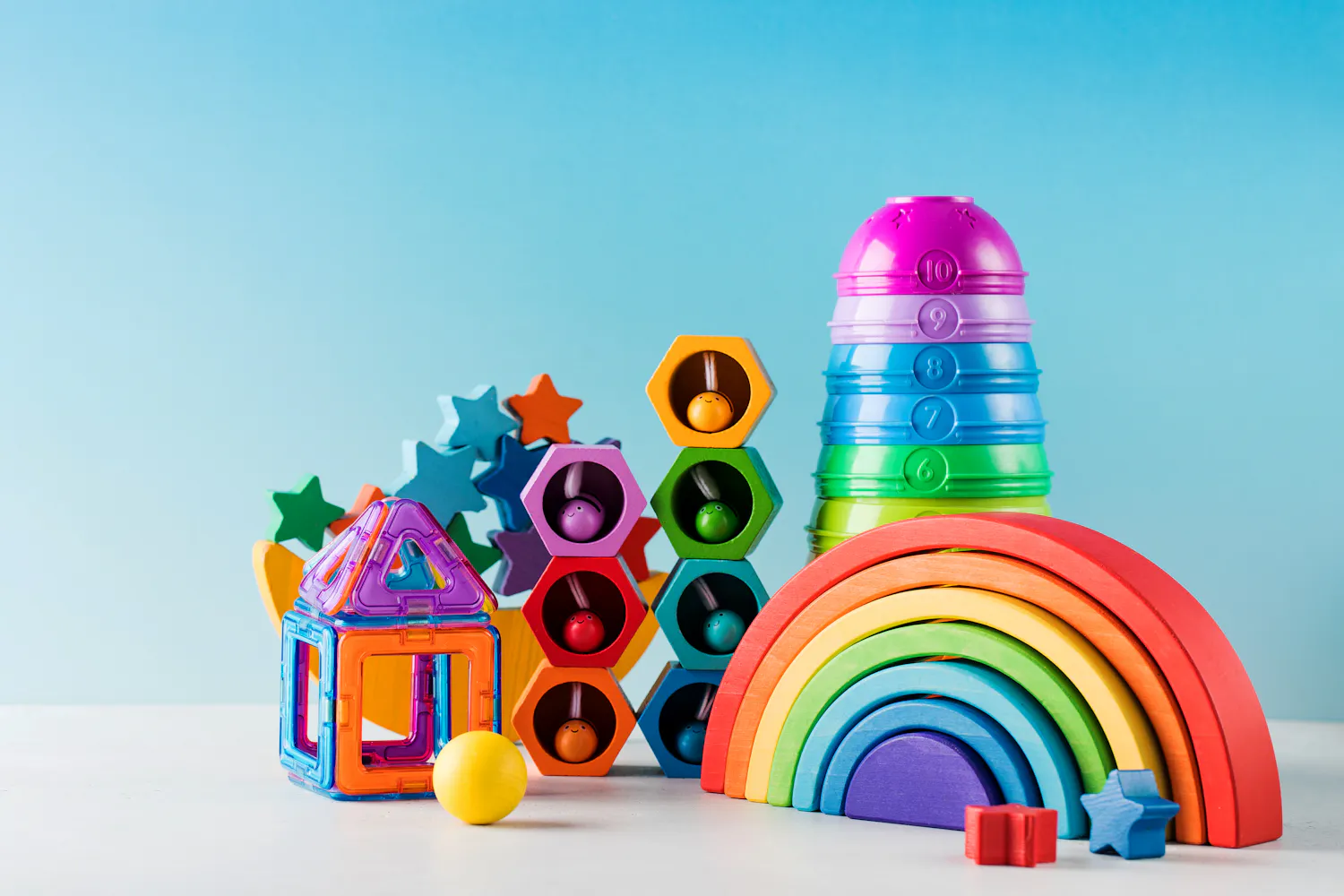 Divers jeux colorés en plastique dont un arc en ciel.