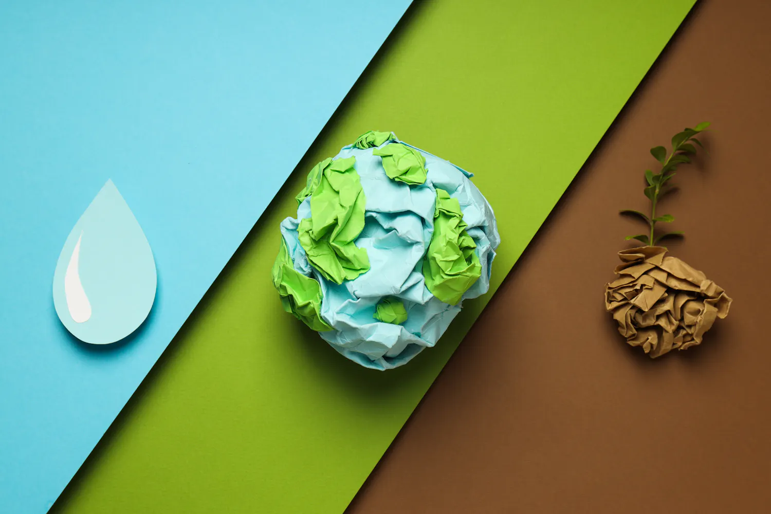 Planète Terre, goutte d'eau et graine faites en papier chiffonné. 