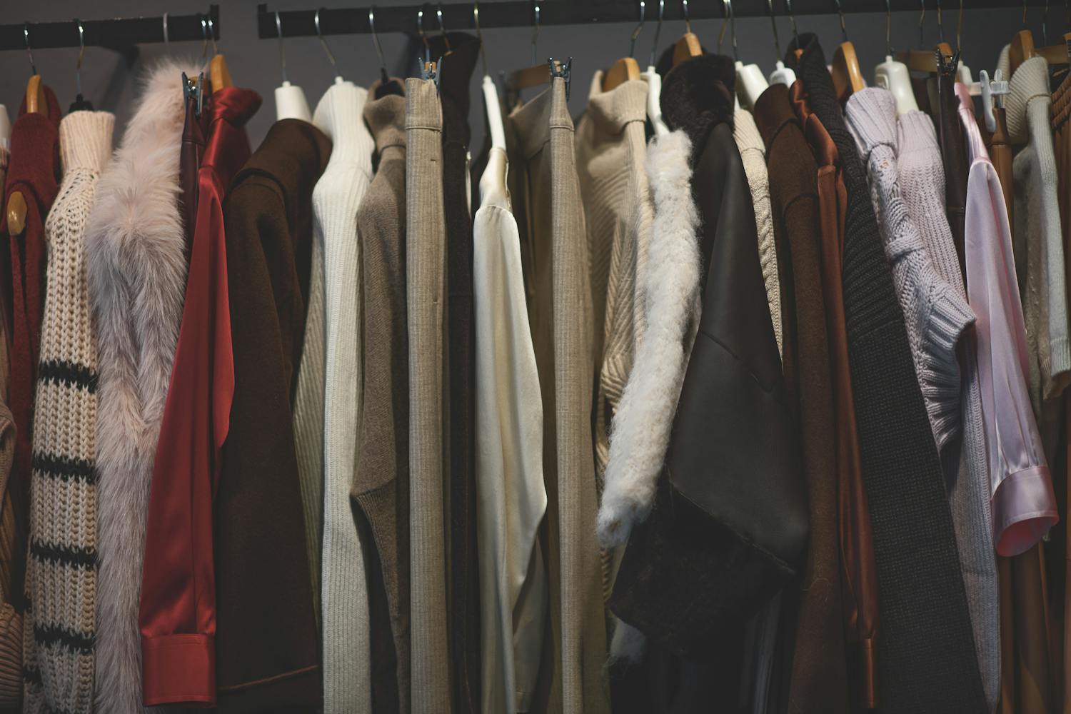 Vêtements dans un dressing armoire.