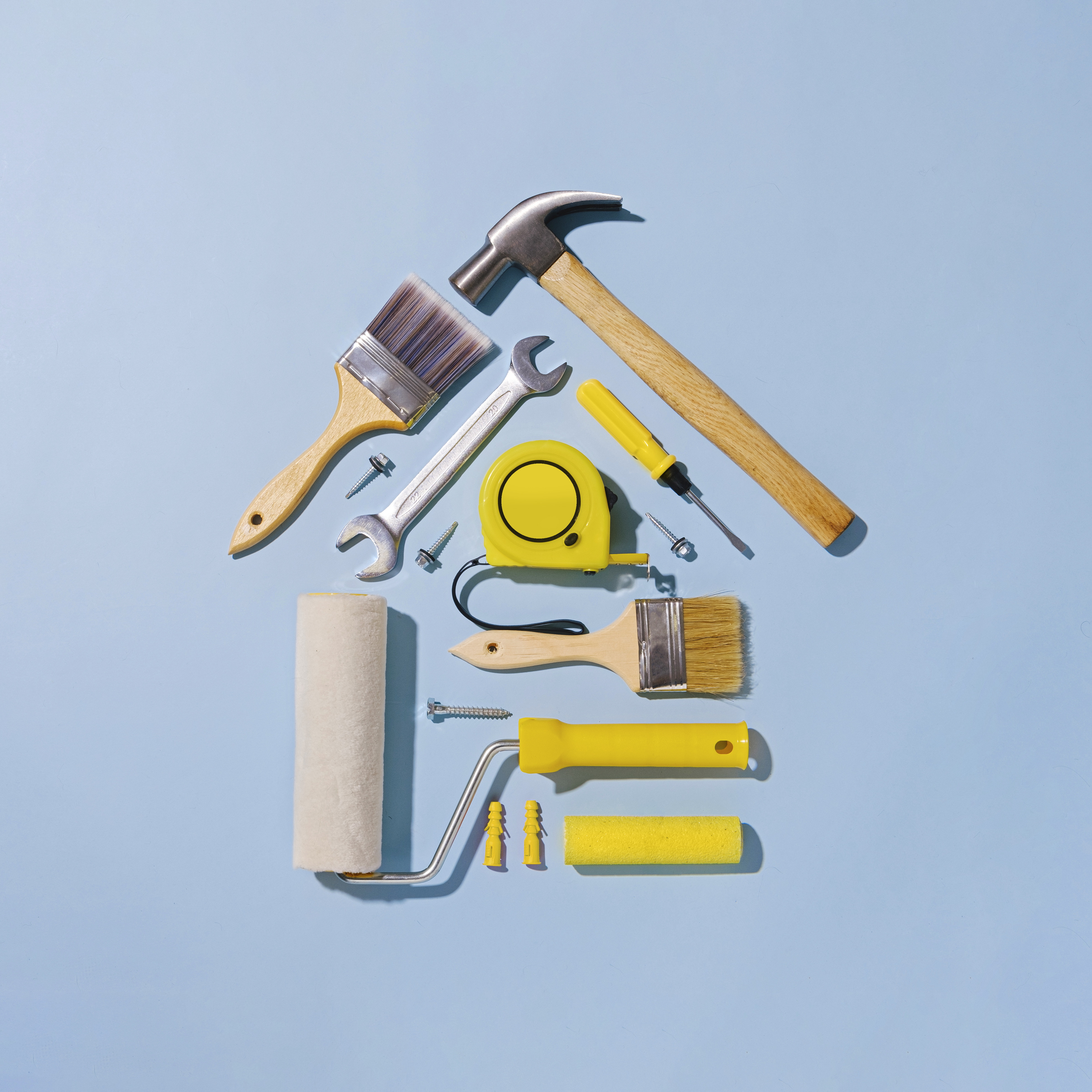Maison formée par des outils de bricolage.
