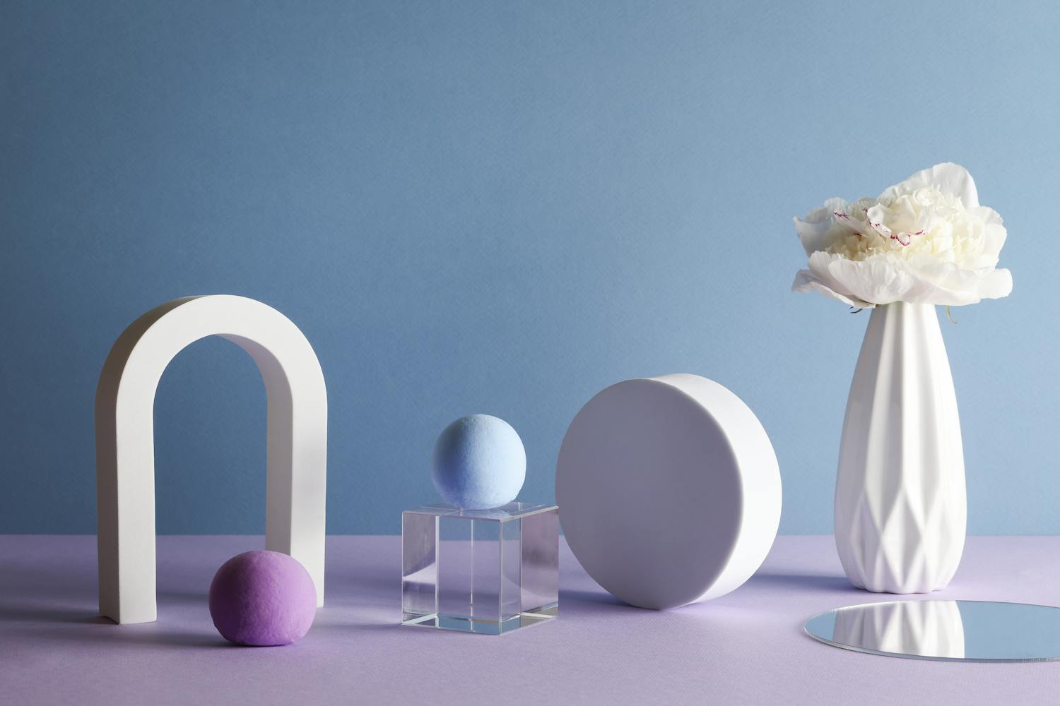 Objets de décorations blanc sur fond bleu et violet.