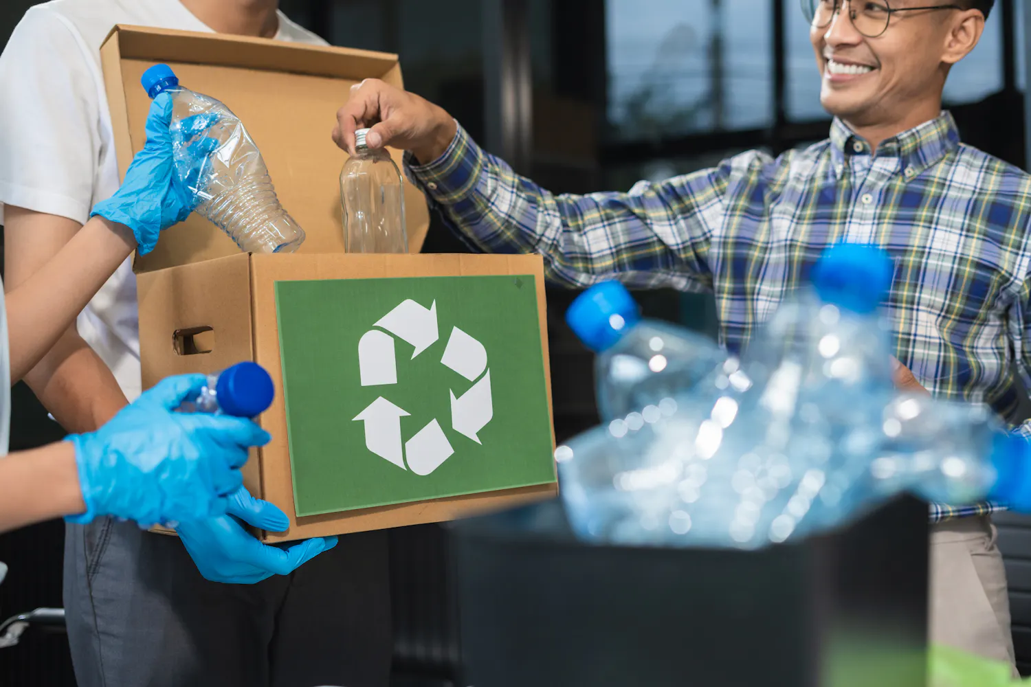 Bouteilles en plastique en train d'êtres triées.