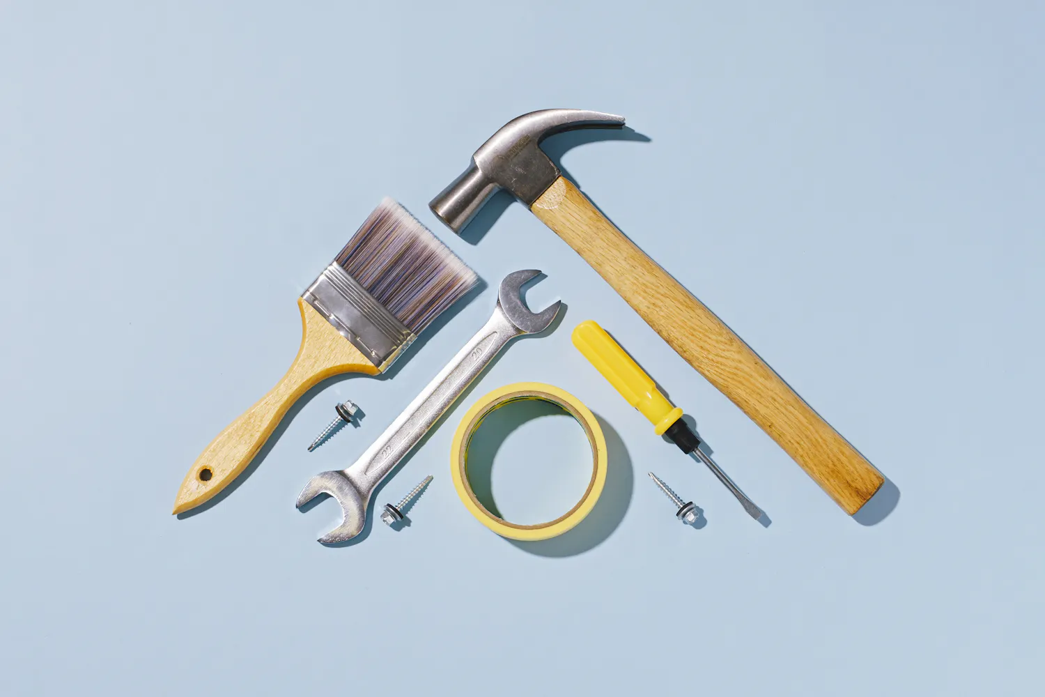 Lot d'outils de bricolage sur fond bleu gris.