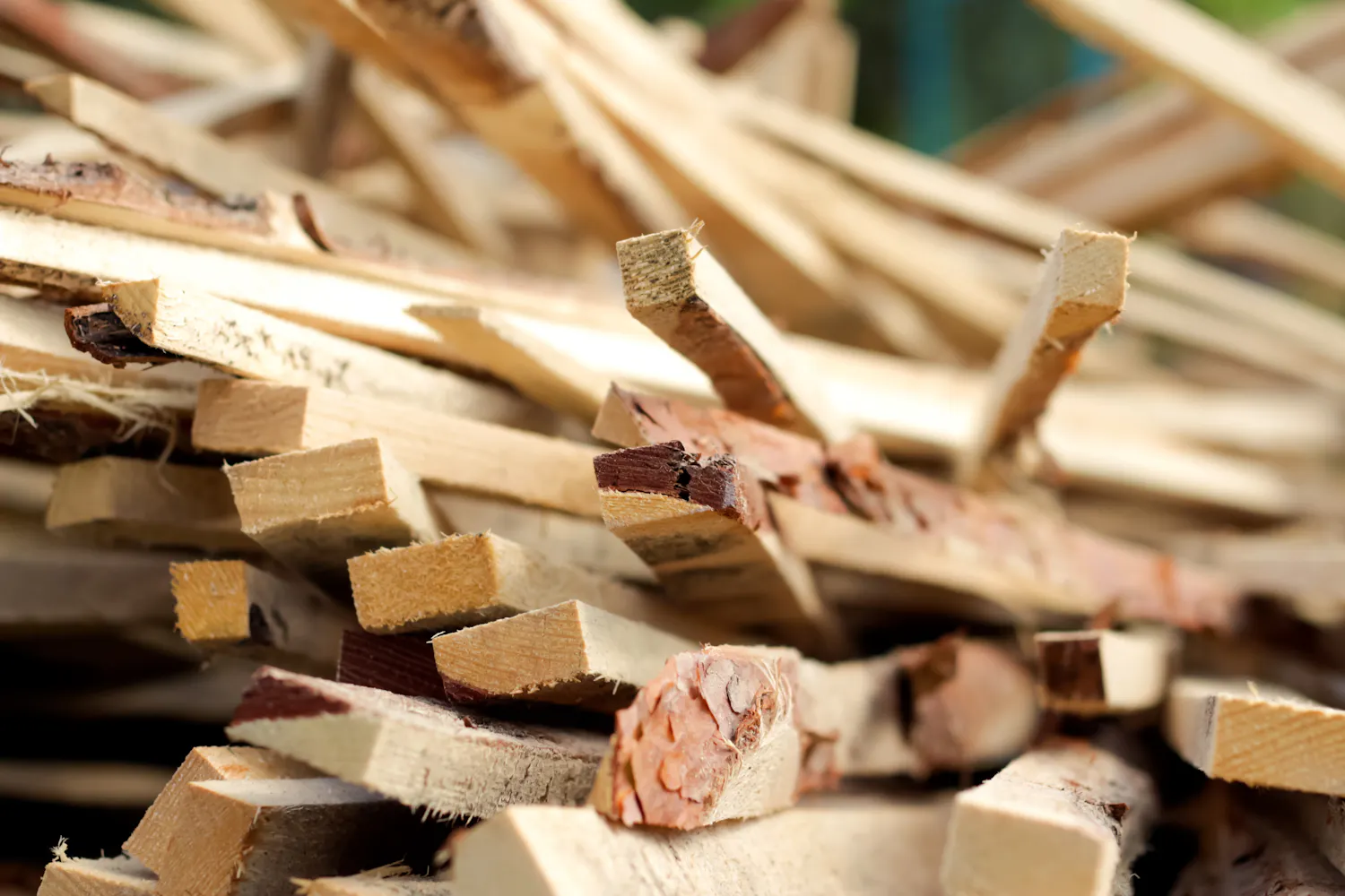 Divers déchets de bois dont morceaux de planches.