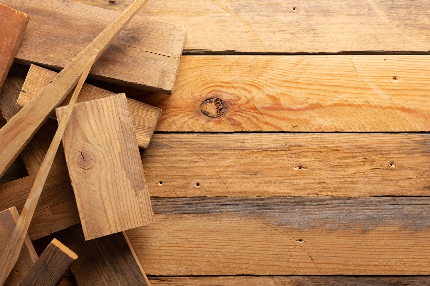 Plusieurs bouts de planche en bois de tailles différentes.