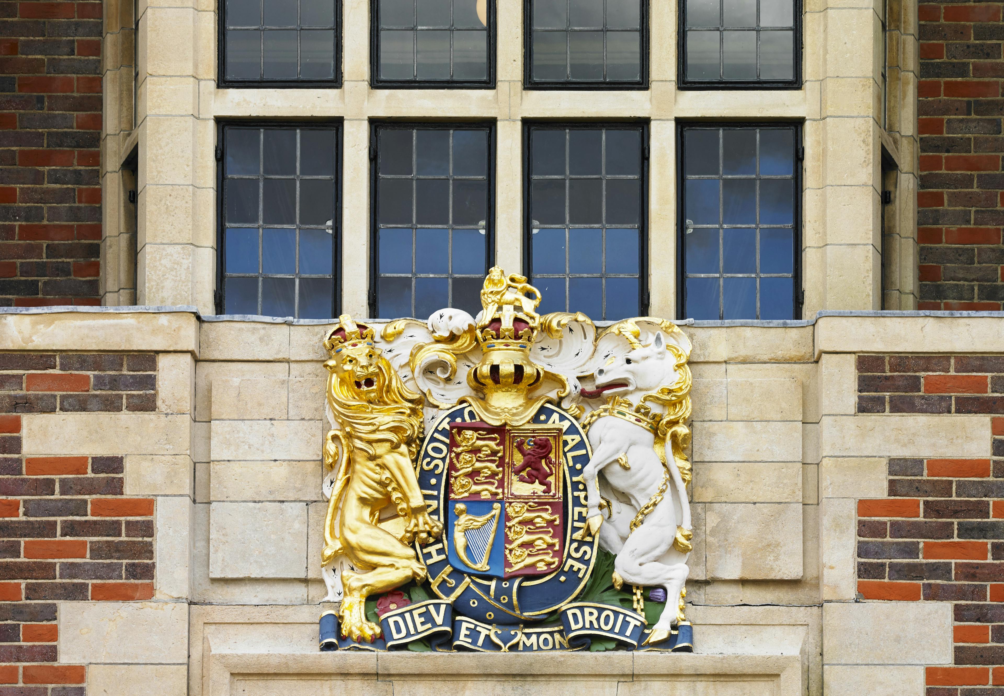 Caption: a coat of arms on the side of a building