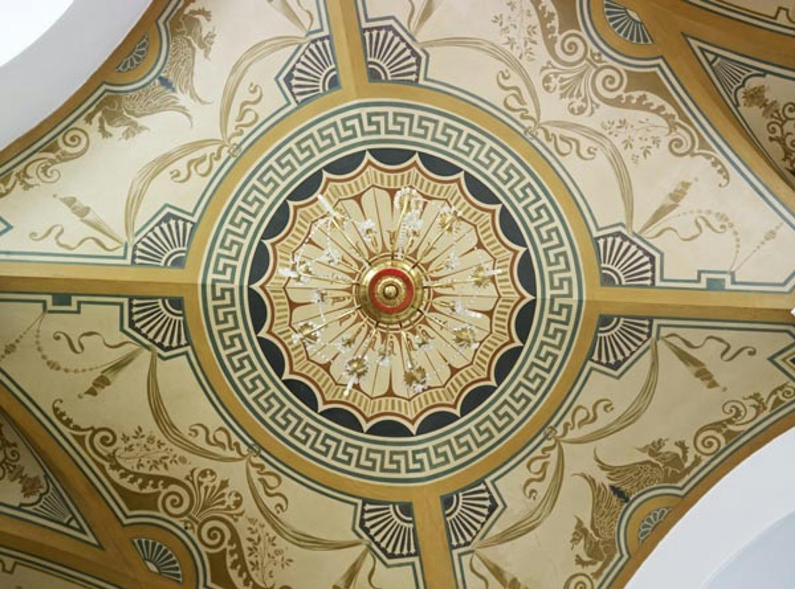 Caption: the ceiling of a building with a decorative design on it