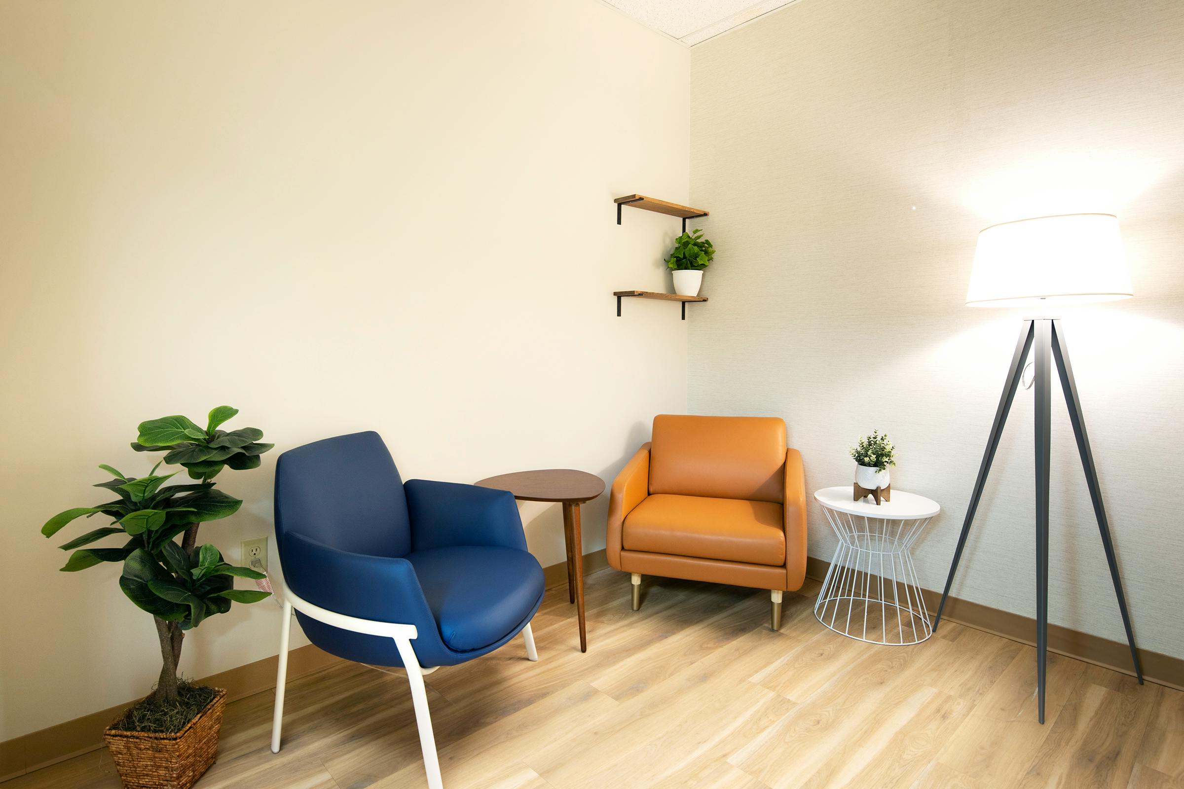 Sitting room with a blue and tan chairs at Cityblock Greensboro