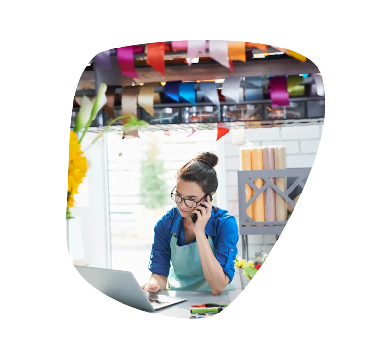 Professionnelle utilisant les outils numériques pour son activité locale