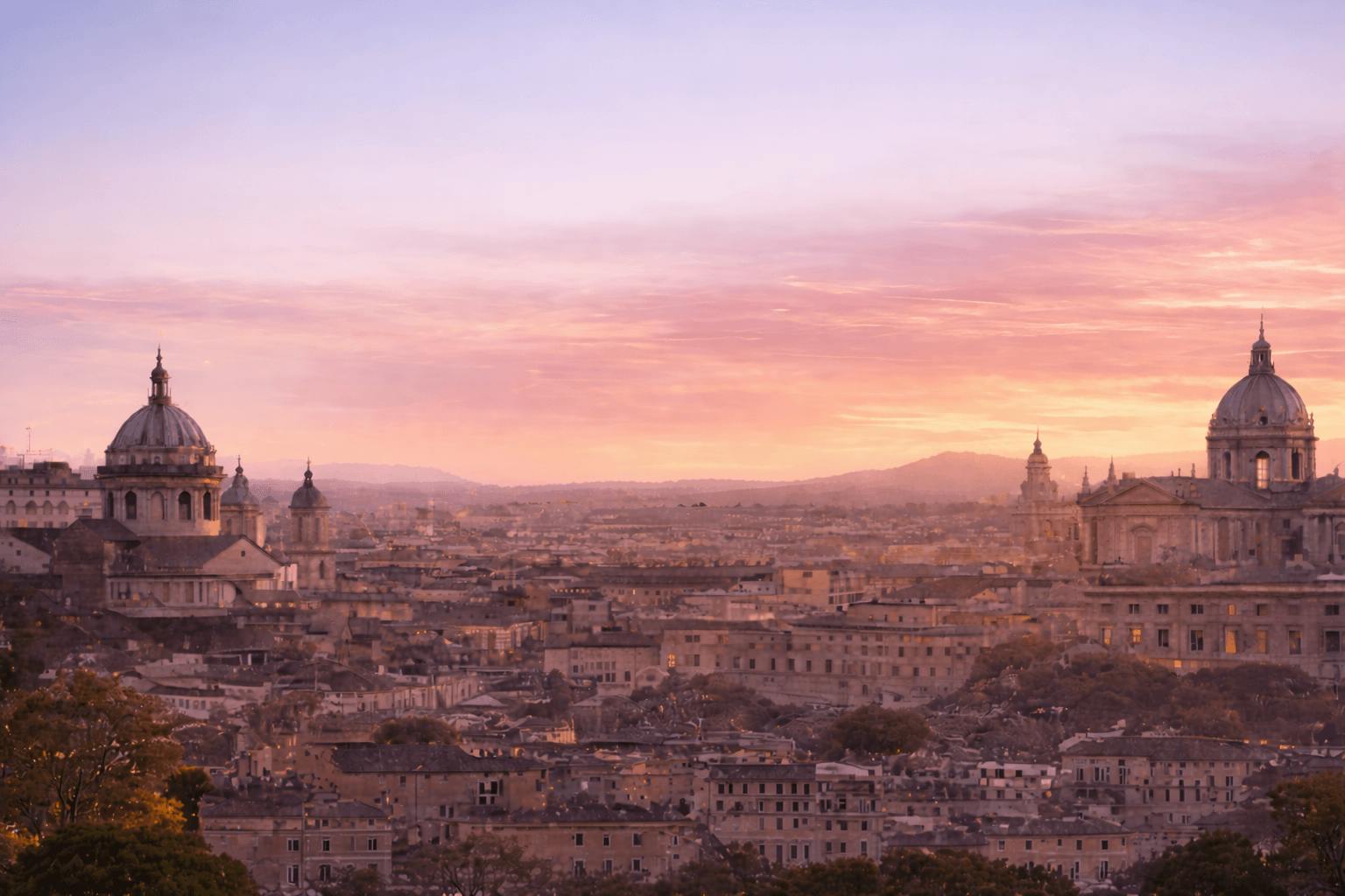 Vista panorámica de Roma al atardecer, con cúpulas históricas y el paisaje urbano