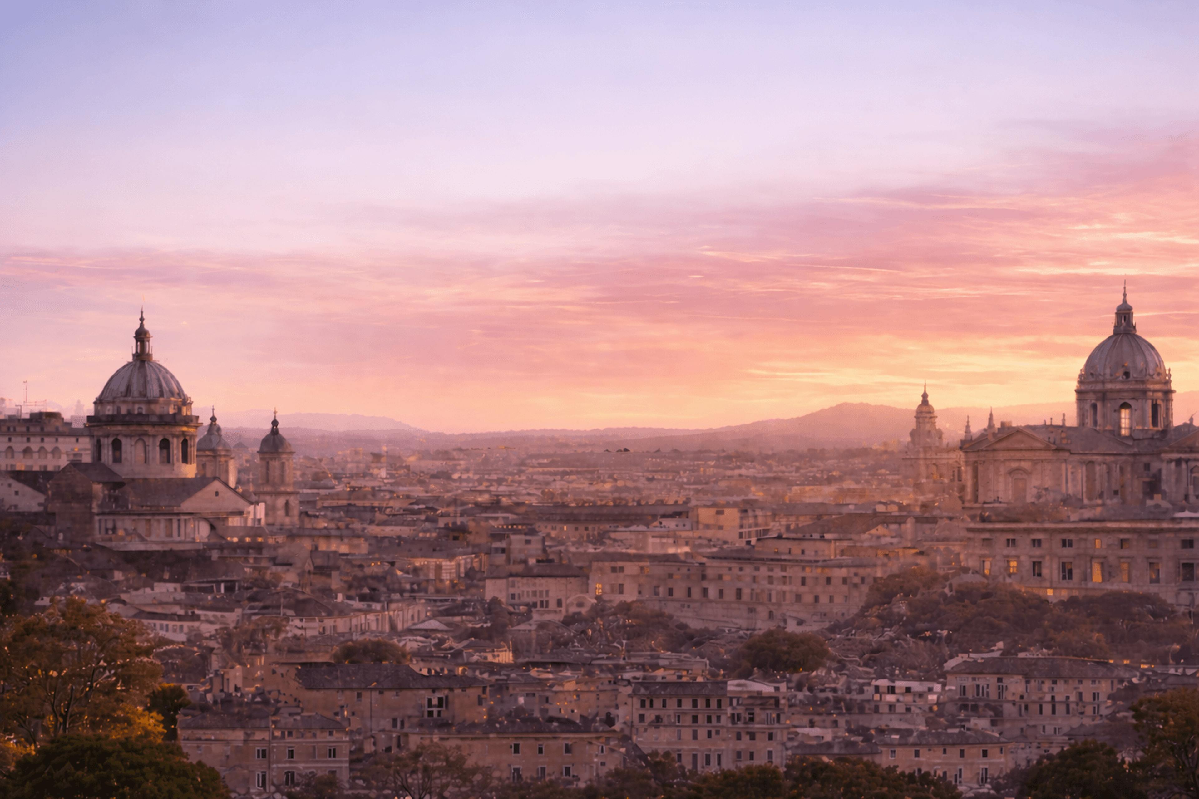 Vista panorámica de Roma al atardecer, con cúpulas históricas y el paisaje urbano