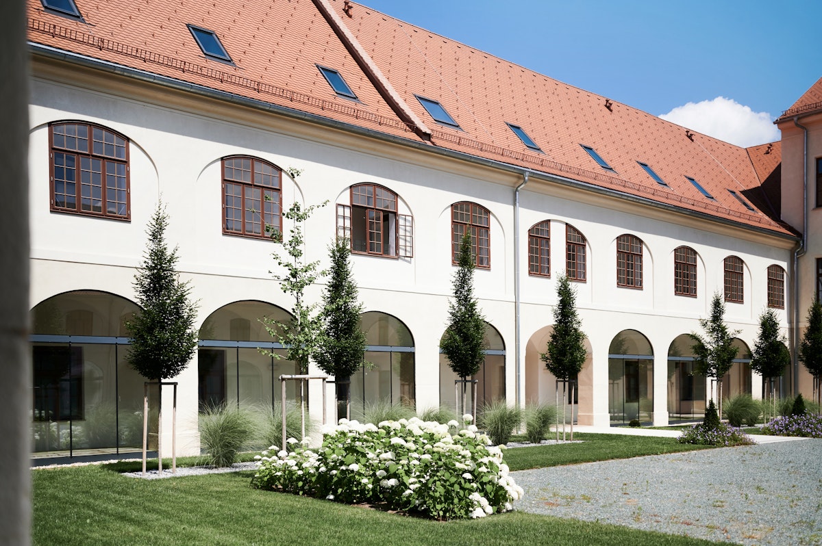 Ordination im Schloss am Stein von außen