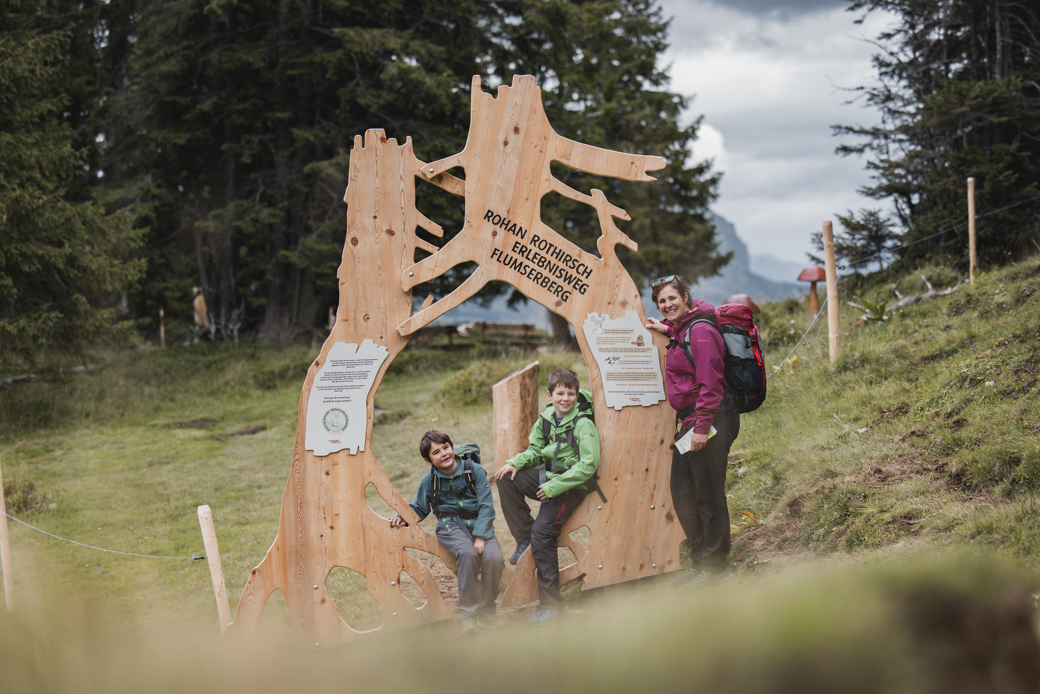 two kids and a woman on the hiking and discovery path on Flumersberg