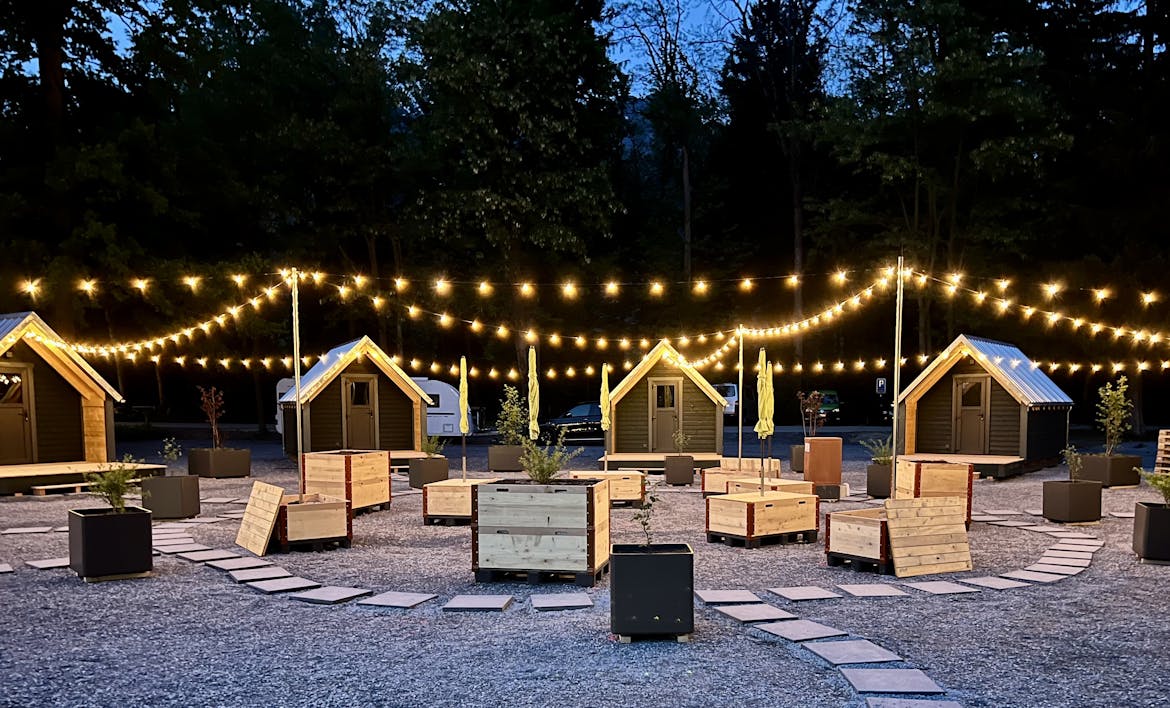 Mietunterkünfte Alphütte auf Camping Bad Ragaz bei Nacht mit Lichterketten