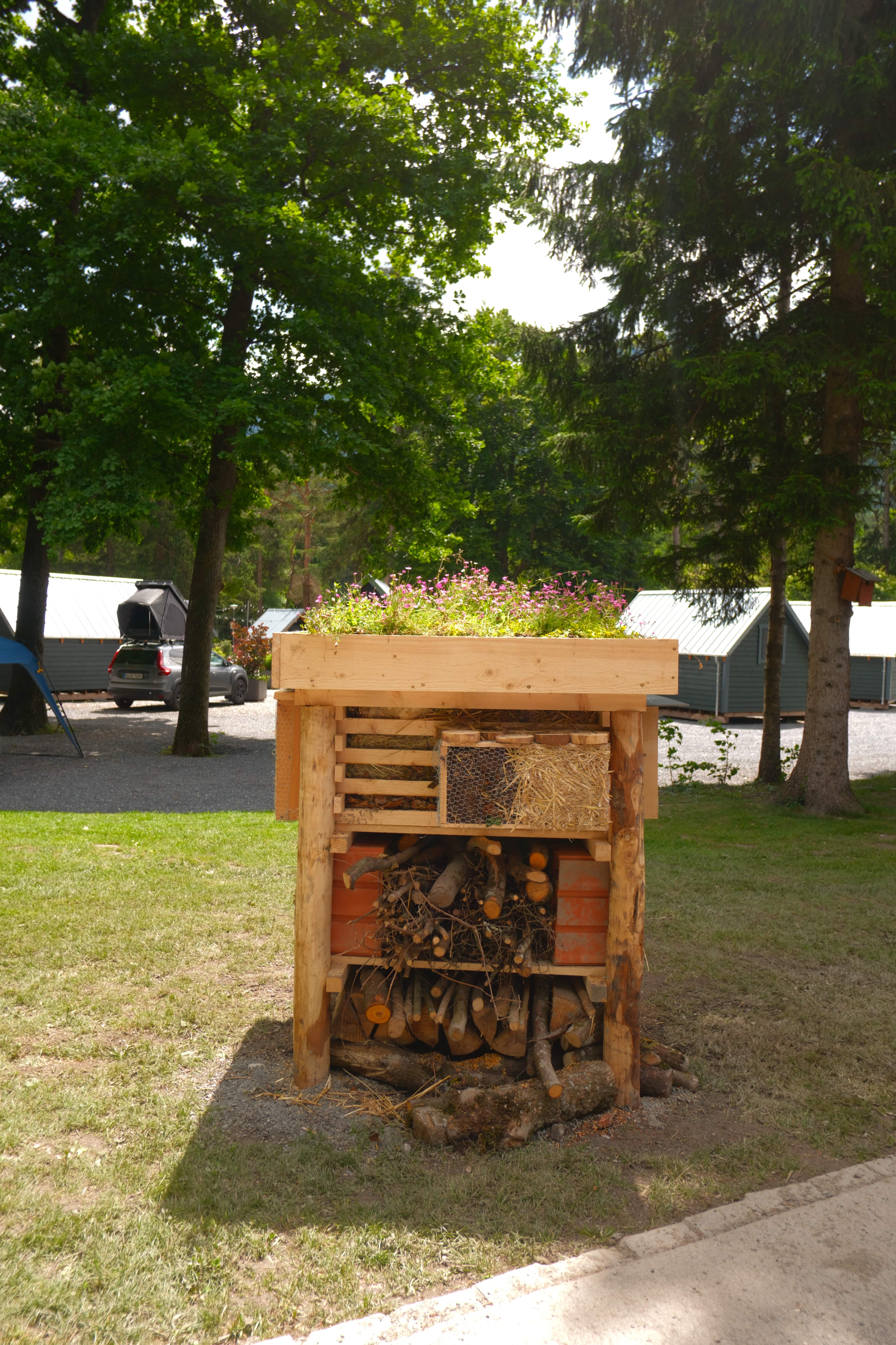 Lebenswuerfel, Lebensraum für Insekten und Vögel aus Holz und anderen natürlichen Materialien