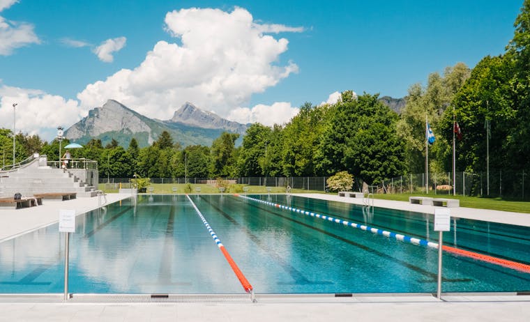 Freibad Giessenparkbad bei schönem Wetter mit Blick Richtung Gonzen