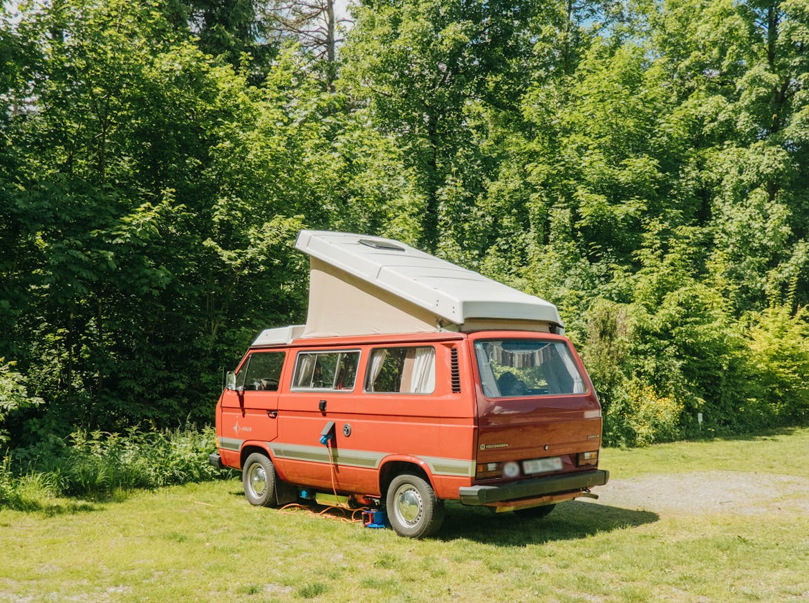 Alter Volkswagen Campervan auf einem Classic Stellplatz auf dem Camping Bad Ragaz