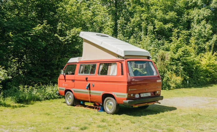 Alter Volkswagen Campervan auf einem Classic Stellplatz auf dem Camping Bad Ragaz