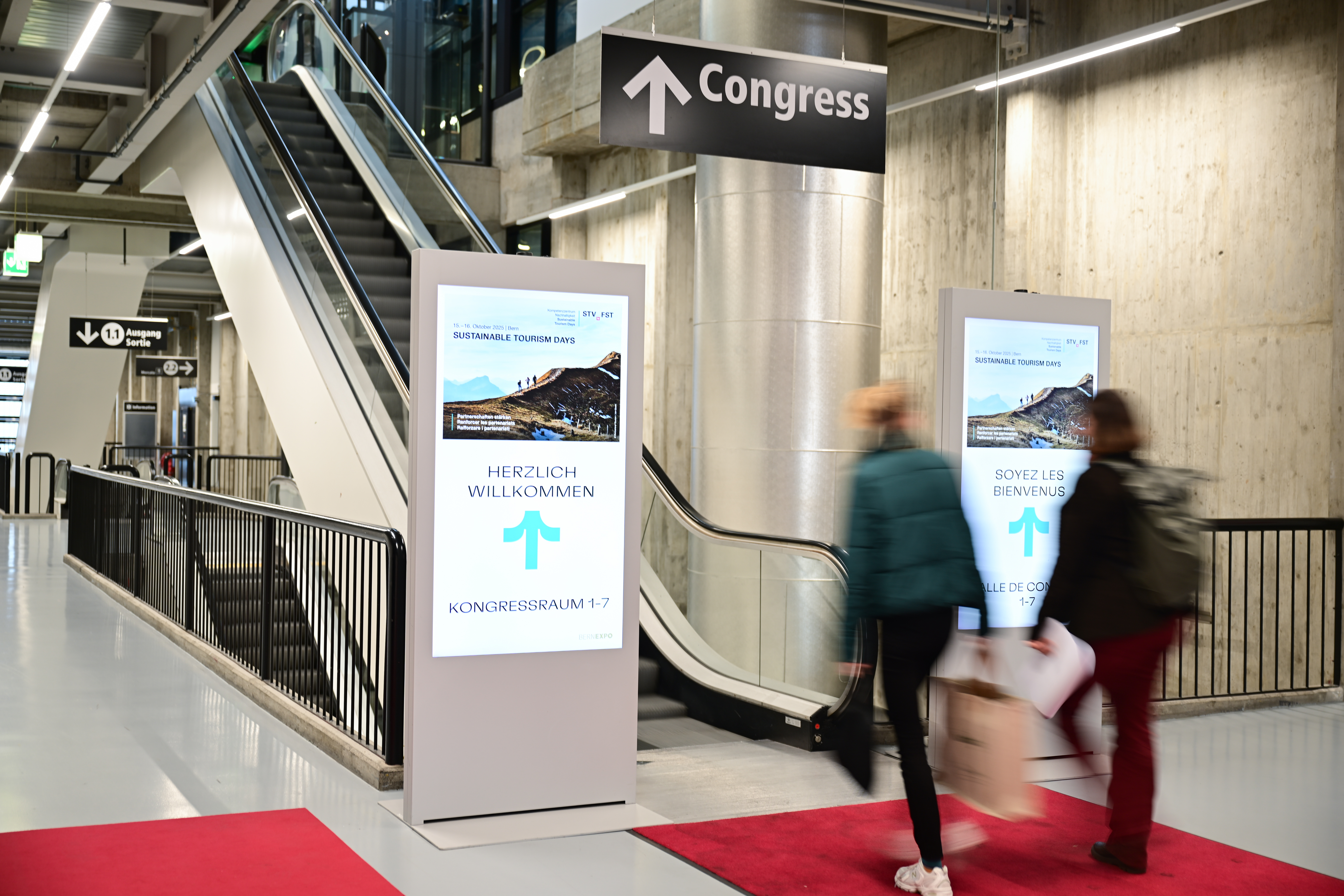 Rolltreppe zu den Swiss Tourism Days mit zwei Leuchtern