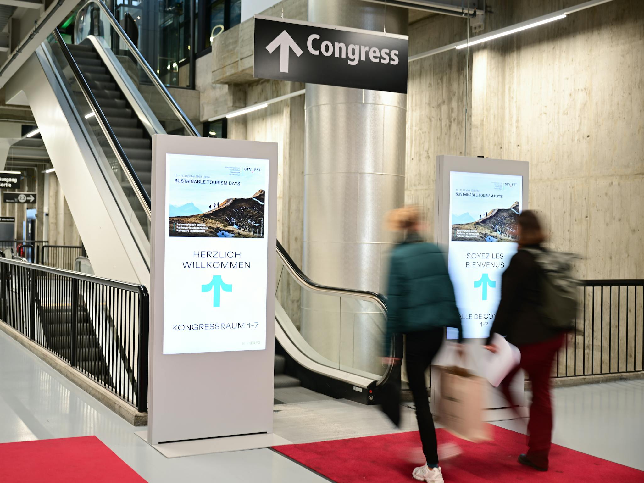 Rolltreppe zu den Swiss Tourism Days mit zwei Leuchtern