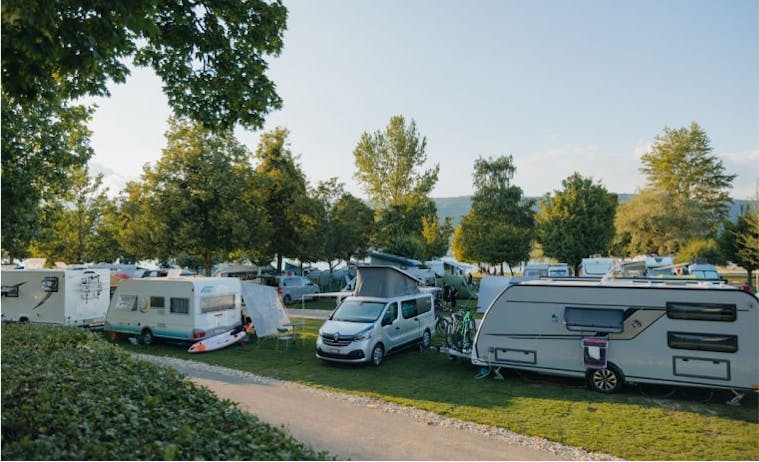 Wohnmobile und Wohnwagen auf dem Campingplatz Erlach an einem Sommerabend