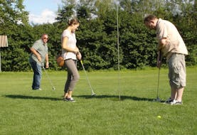 Drei Personen beim Swin Golf spielen