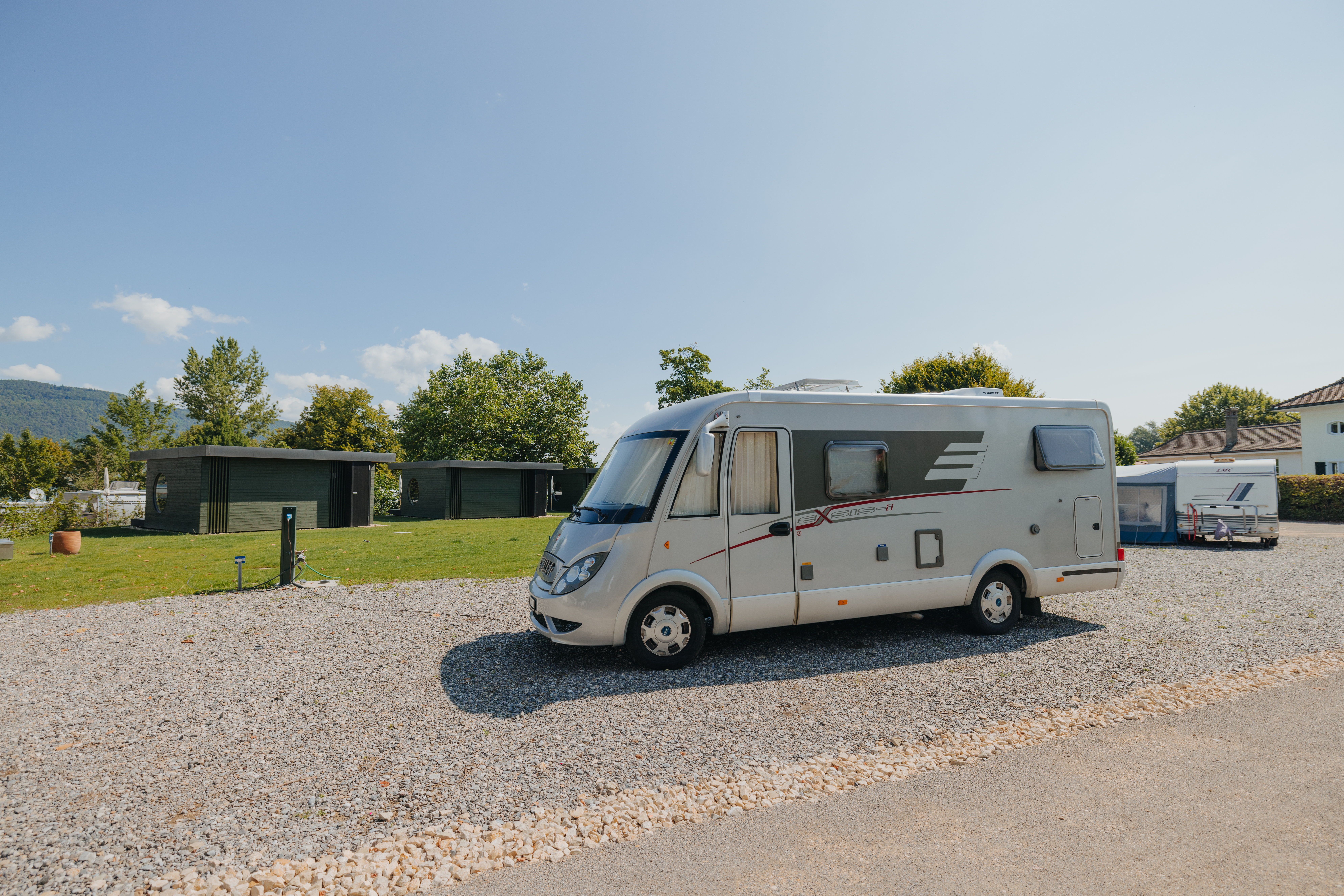 Wohnmobil auf Comfort Stellplatz im Garten auf Camping Erlach mit