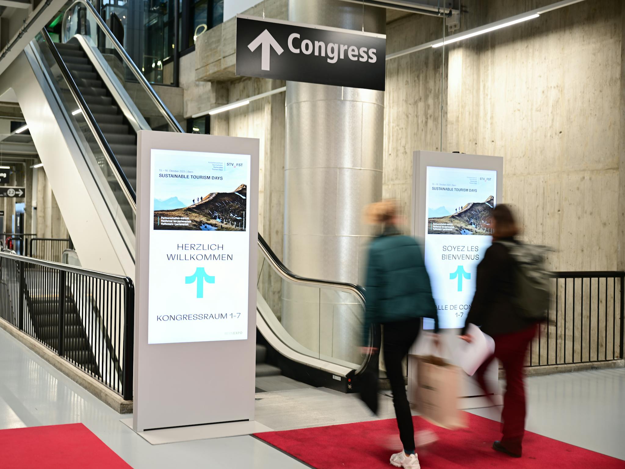 Rolltreppe zu den Swiss Tourism Days mit zwei Leuchtern