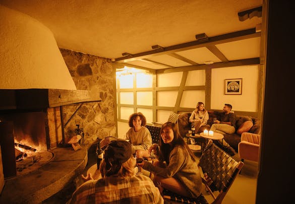 EIne Gruppe von Freundinnen sitzt in der Lounge auf dem Campingplatz Jungfrau Lauterbrunnen