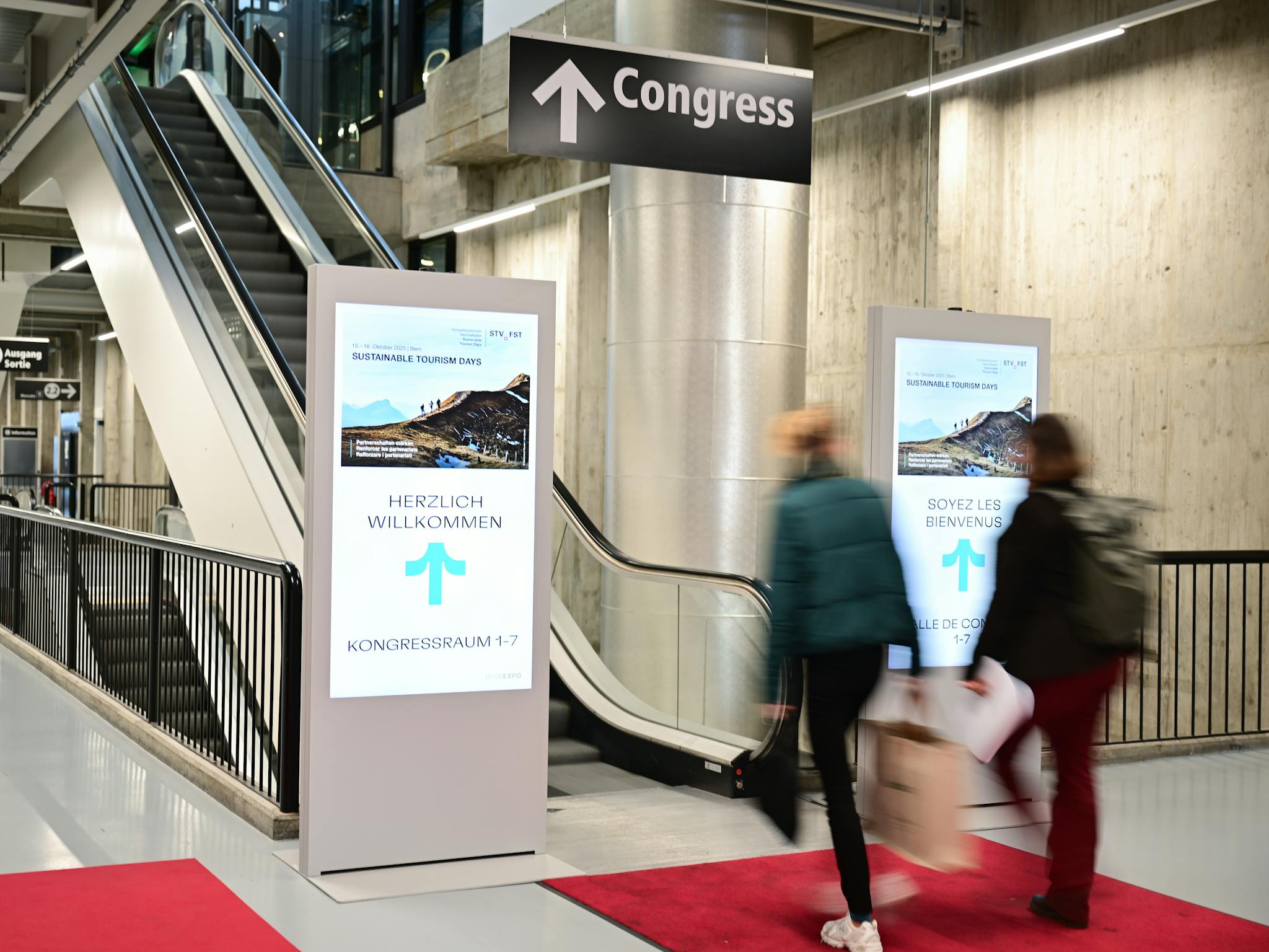 Rolltreppe zu den Swiss Tourism Days mit zwei Leuchtern