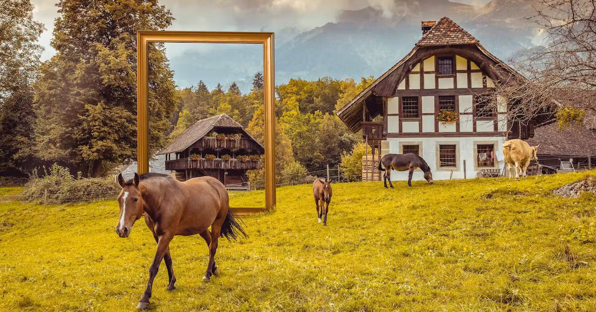 Freilichtmuseum Ballenberg mit alten Bauernhäusern und Pferden auf einer Wiese im Vordergrund