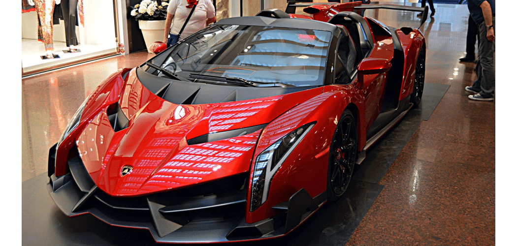  Lamborghini Veneno engine make gives it the high speed that can travel  a long distance in a short time