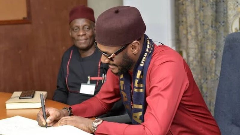 2face donates music studio to OAU