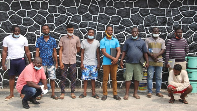 EFCC arrests 10 alleged internet fraudsters, Twitter reacts