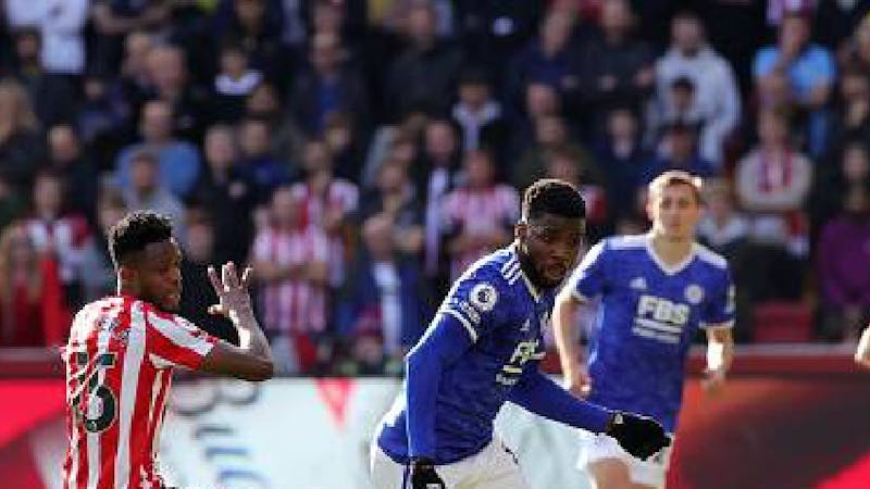 Frank Onyeka of Brentford and Kelechi Iheanacho of Leicester vying for a ball