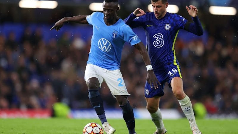 Bonke Innocent evades Mason Mount