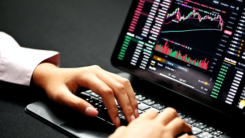 A cryptocurrency Analyst analysing the crypto market.