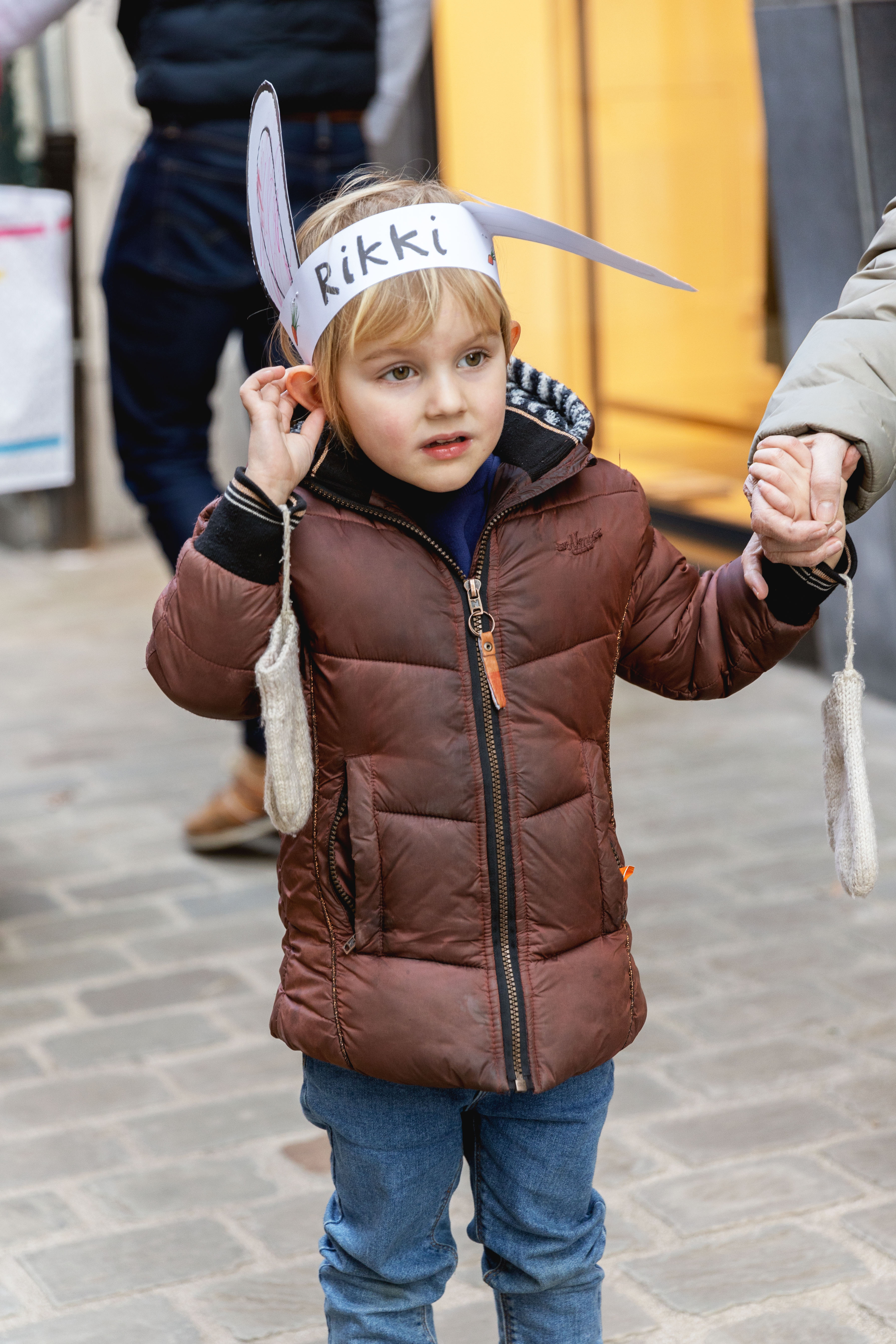Een foto van een kindje met zelfgemaakte Rikki-oortjes op zijn hoofd. 