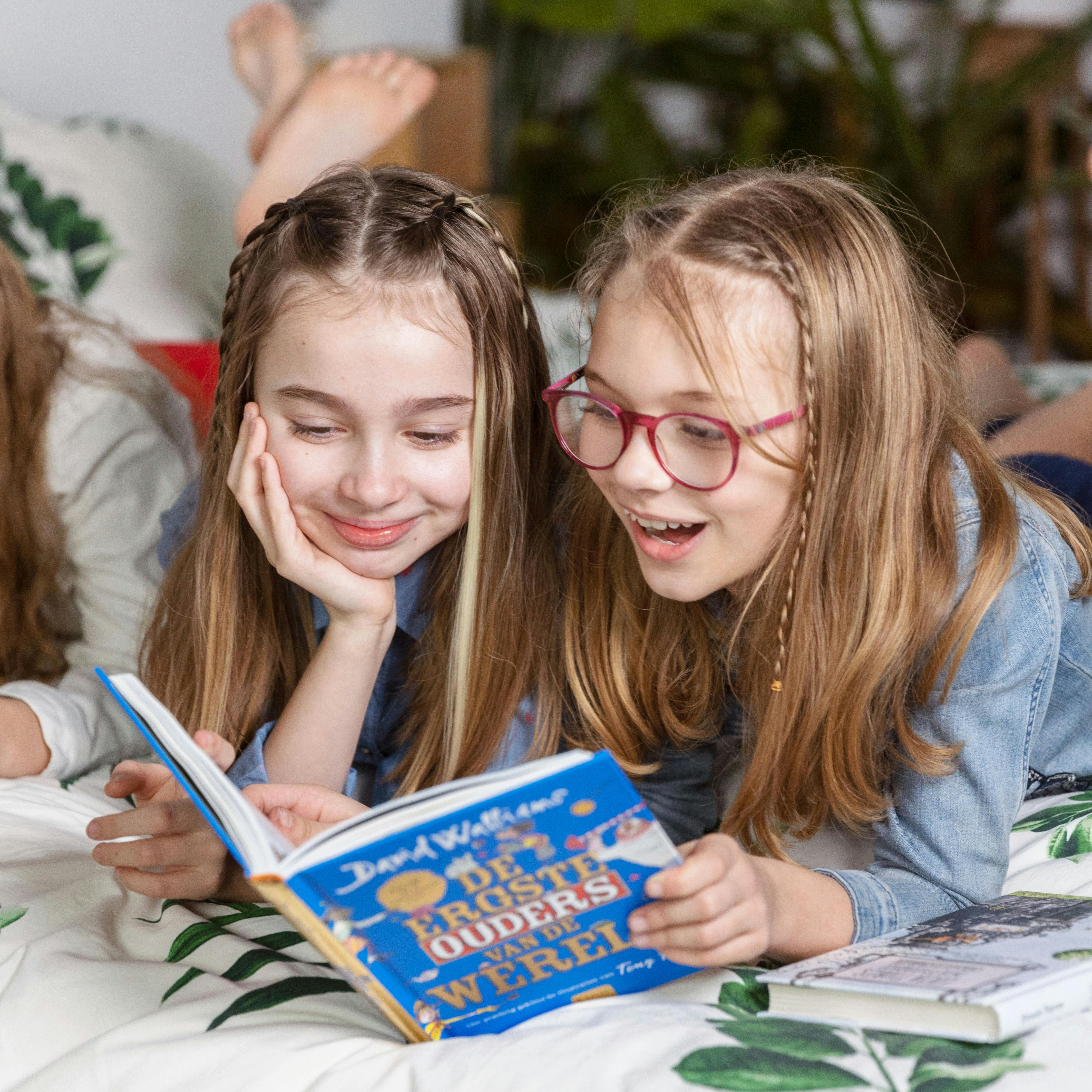 Twee meisje lezen samen in De ergste ouders van de wereld van David Walliams