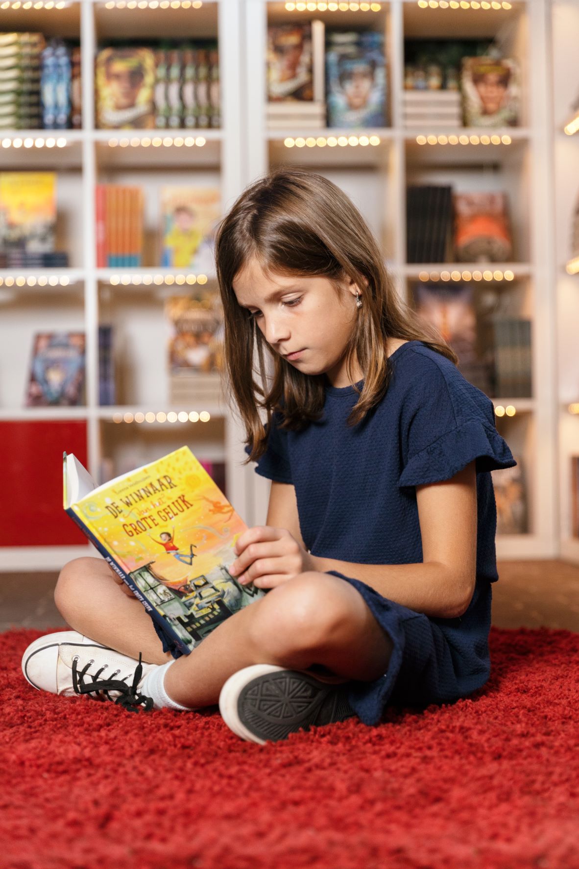 Meisje met lange bruine haren leest een boek: de winnaar van het grote geluk