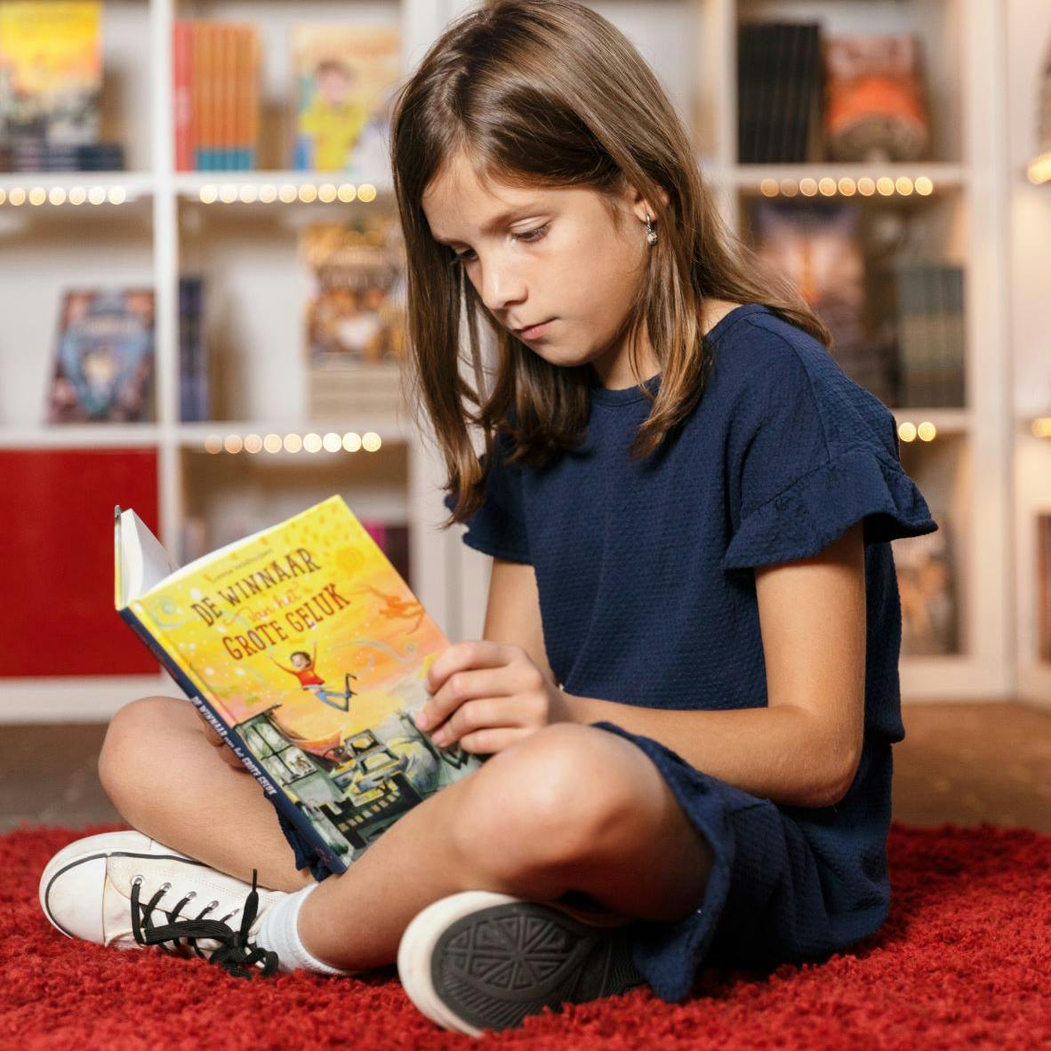 Meisje met lange bruine haren leest een boek: de winnaar van het grote geluk
