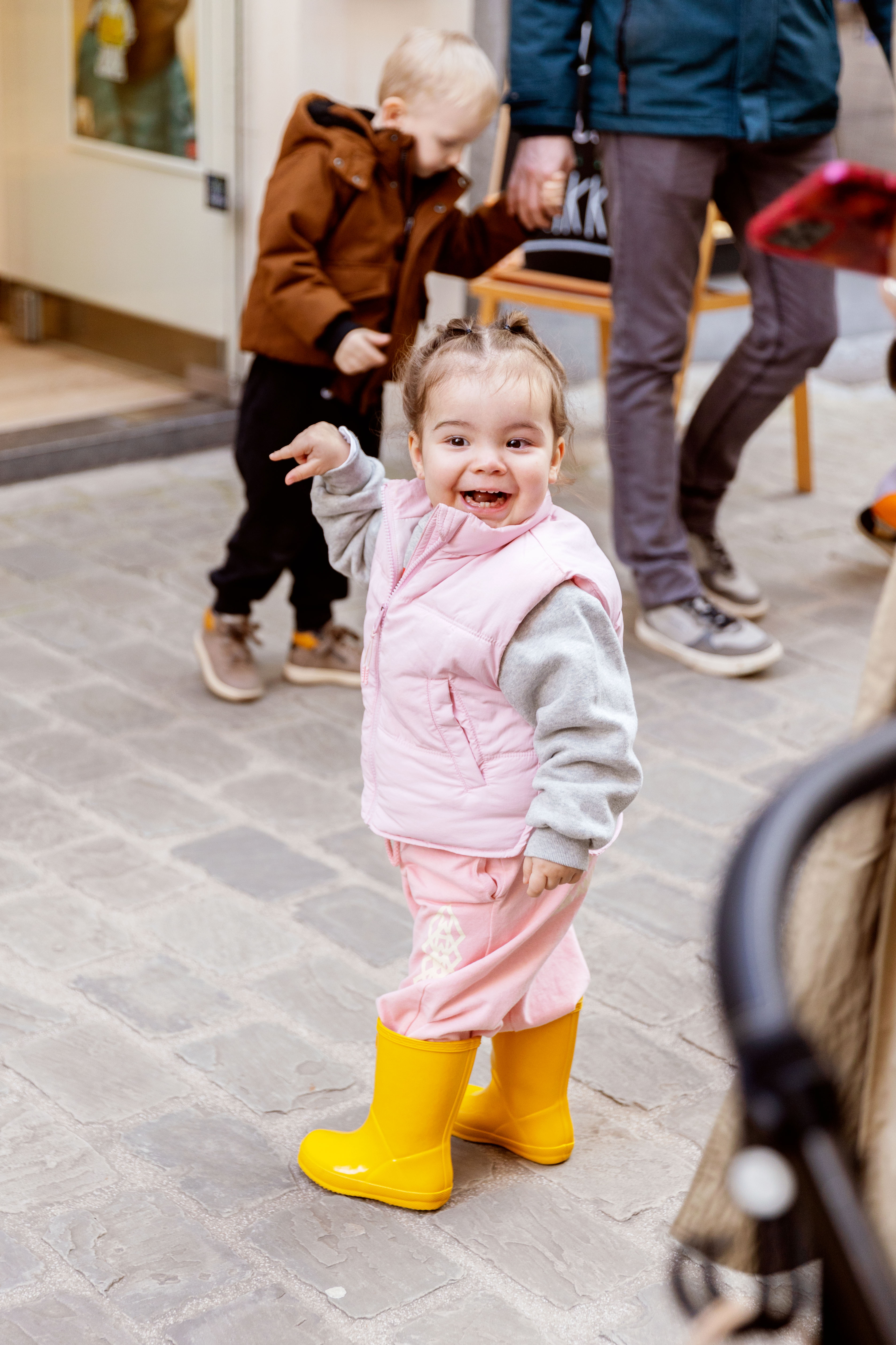 Een foto van een kindje dat lachend wijst naar Rikki.