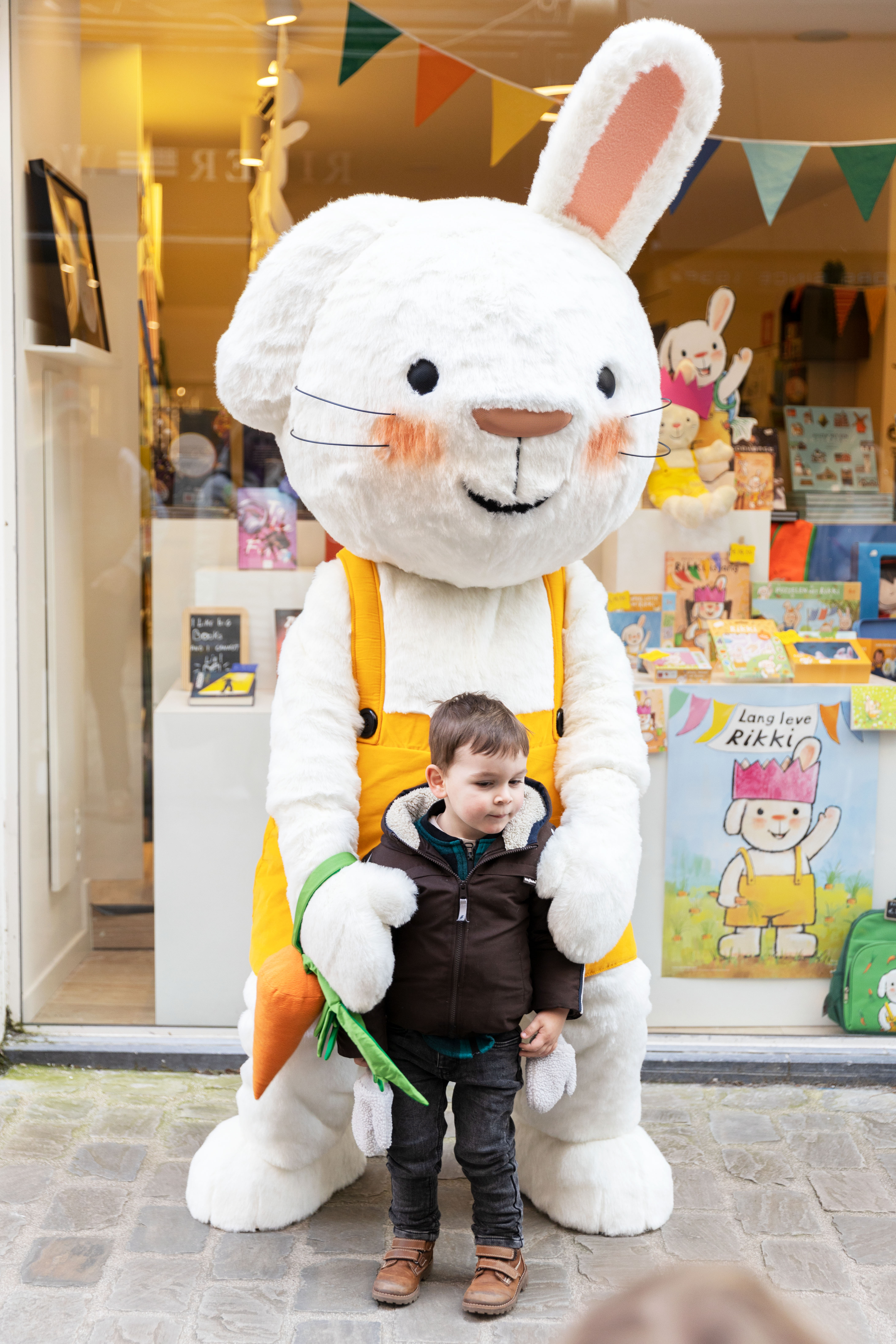Een foto van een kindje dat samen met Rikki op de foto gaat.