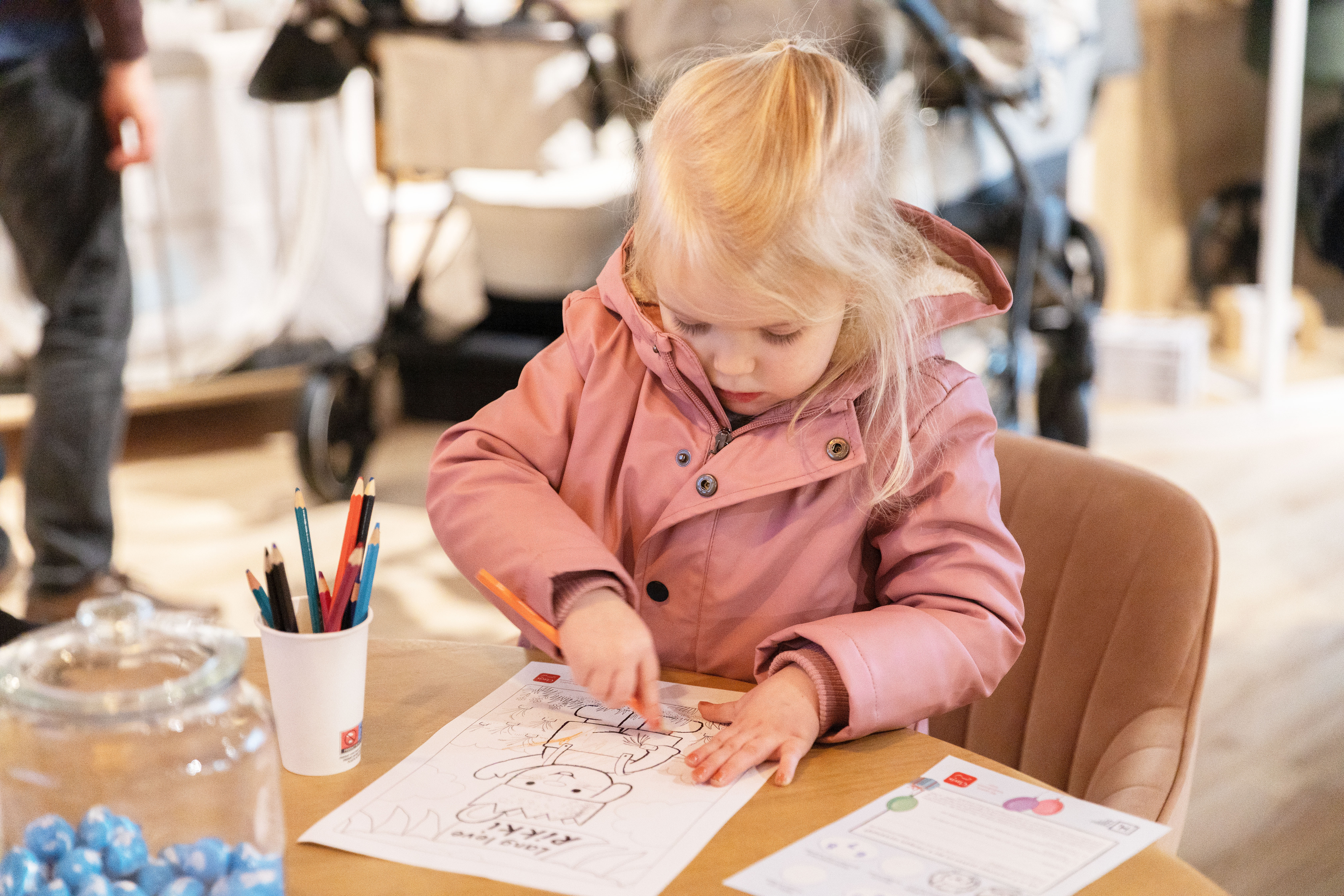 Een meisje kleurt een kleurplaat van Rikki is jarig in The Baby's Corner Hasselt.