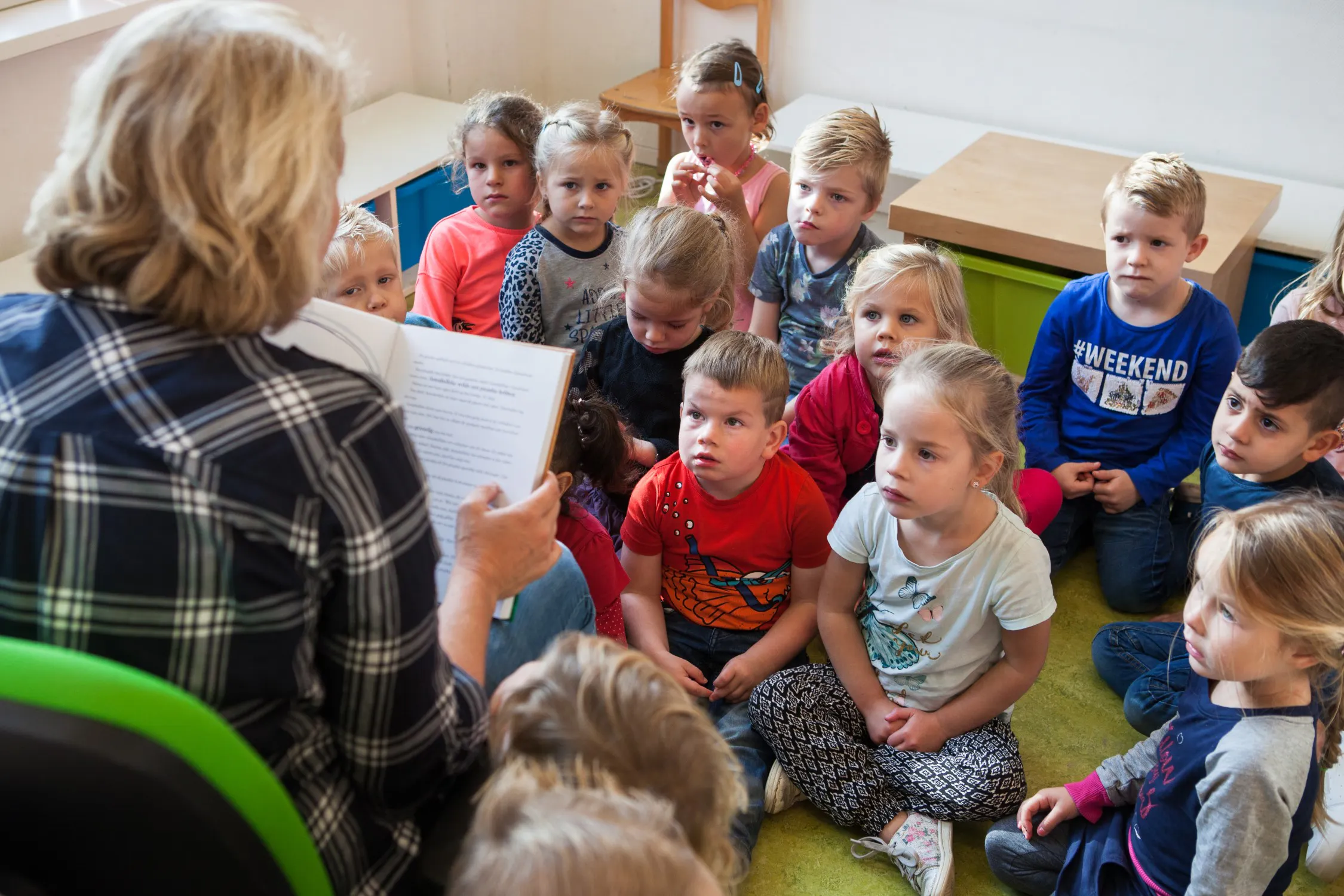 juf leest voor aan een groep kinderen