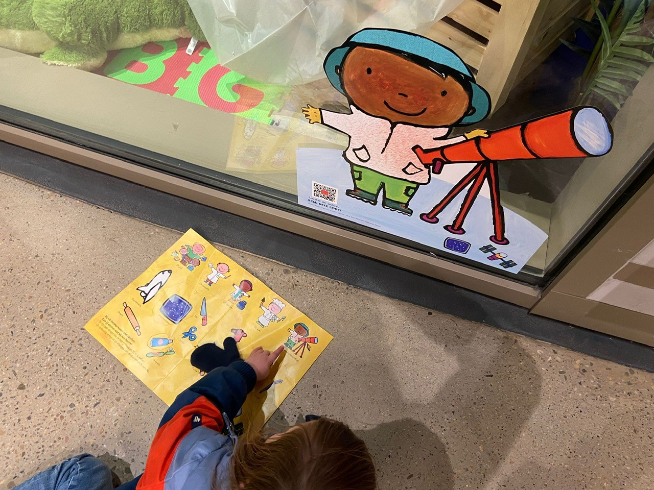 Beroepenzoektocht Hasselt: sticker van de sterrenkundige en het opdrachtenformulier