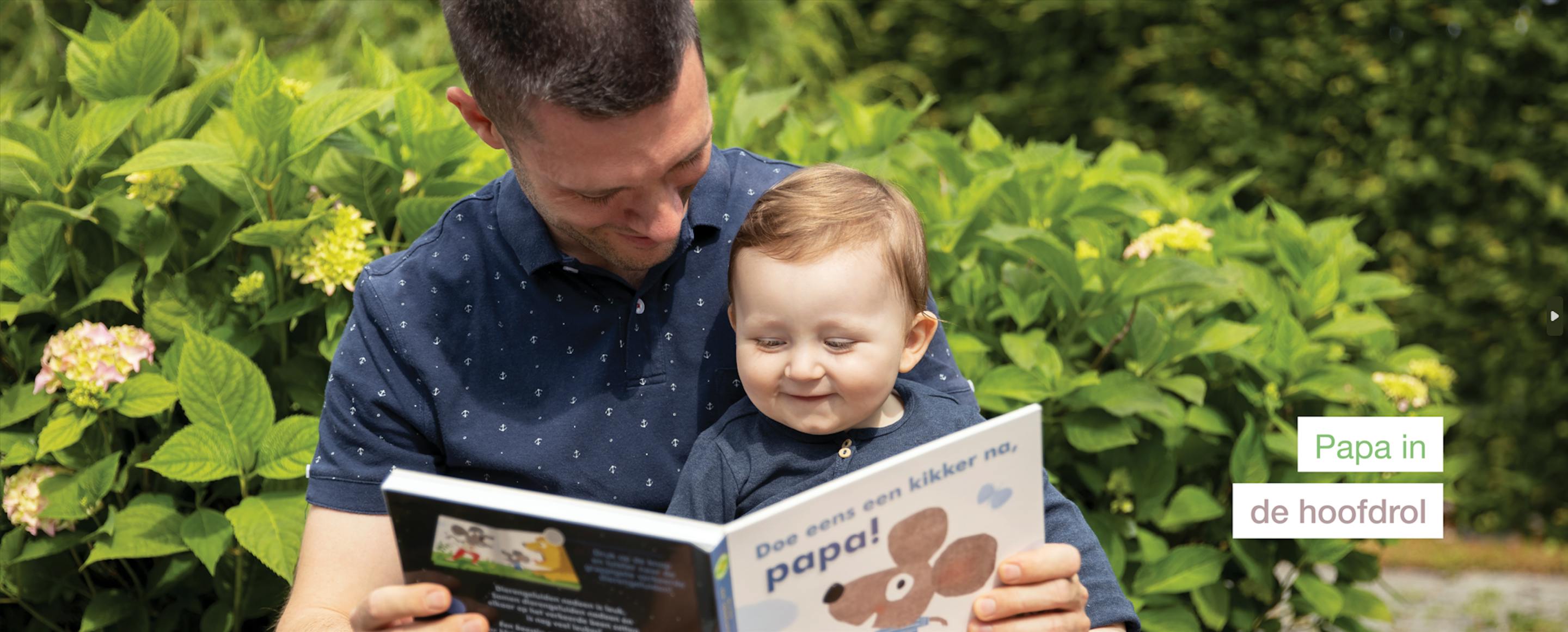 Banner Vaderdag - Papa en zoon lezen samen 'Doe eens een kikker na, papa!'