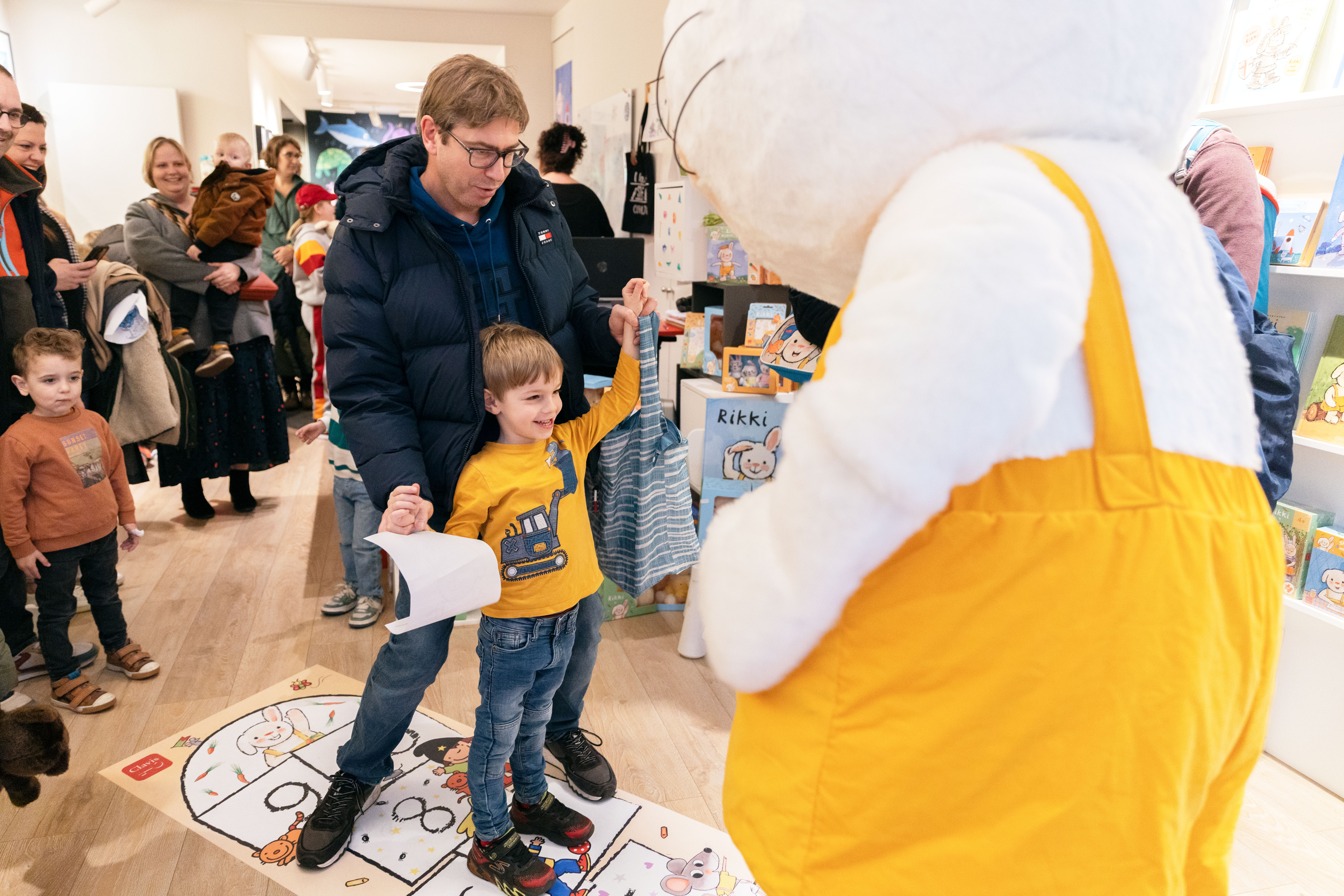 Een foto van Rikki in de Clavis Conceptwinkel Hasselt.