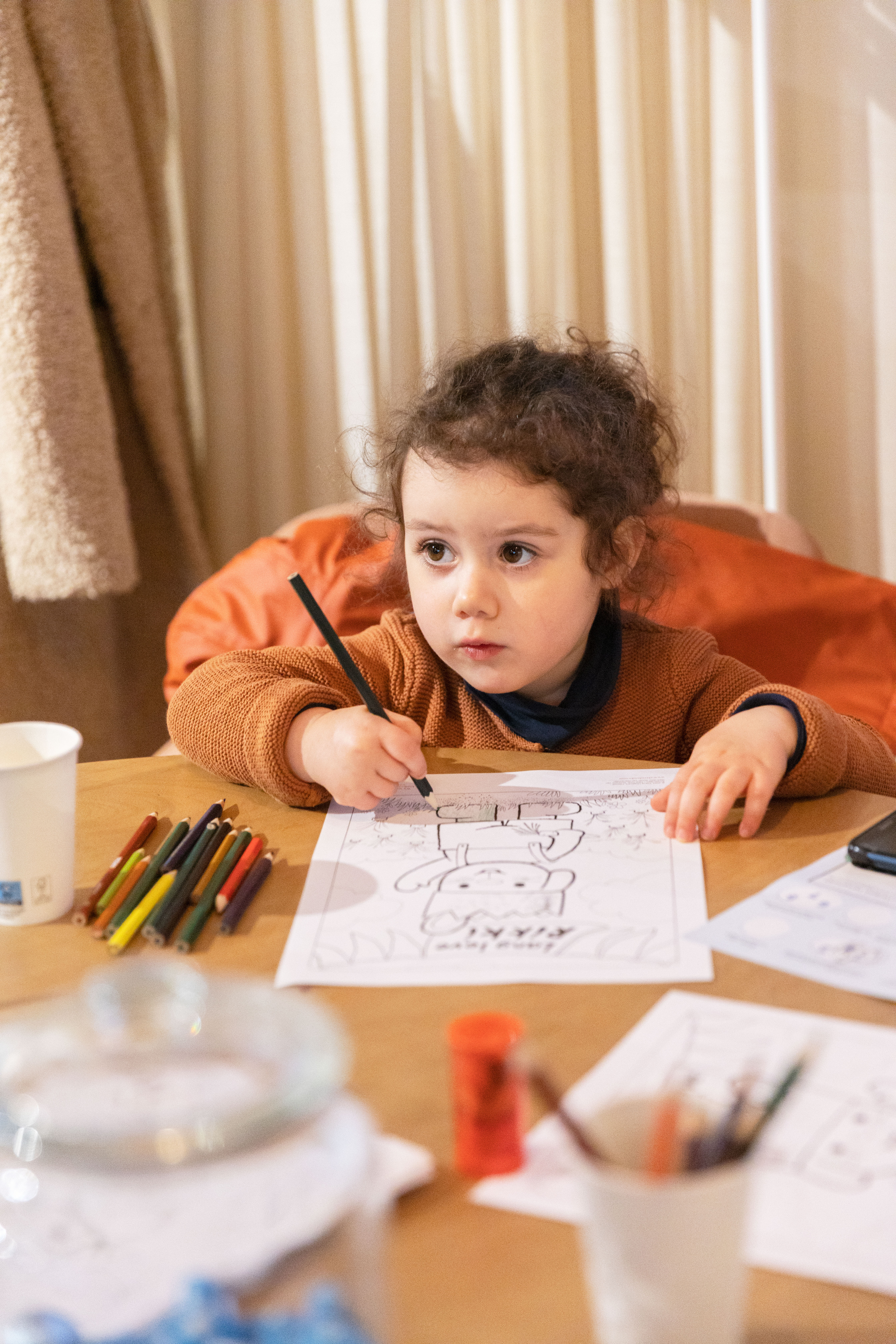 Een meisje kleurt een kleurplaat van Rikki is jarig in The Baby's Corner Hasselt.