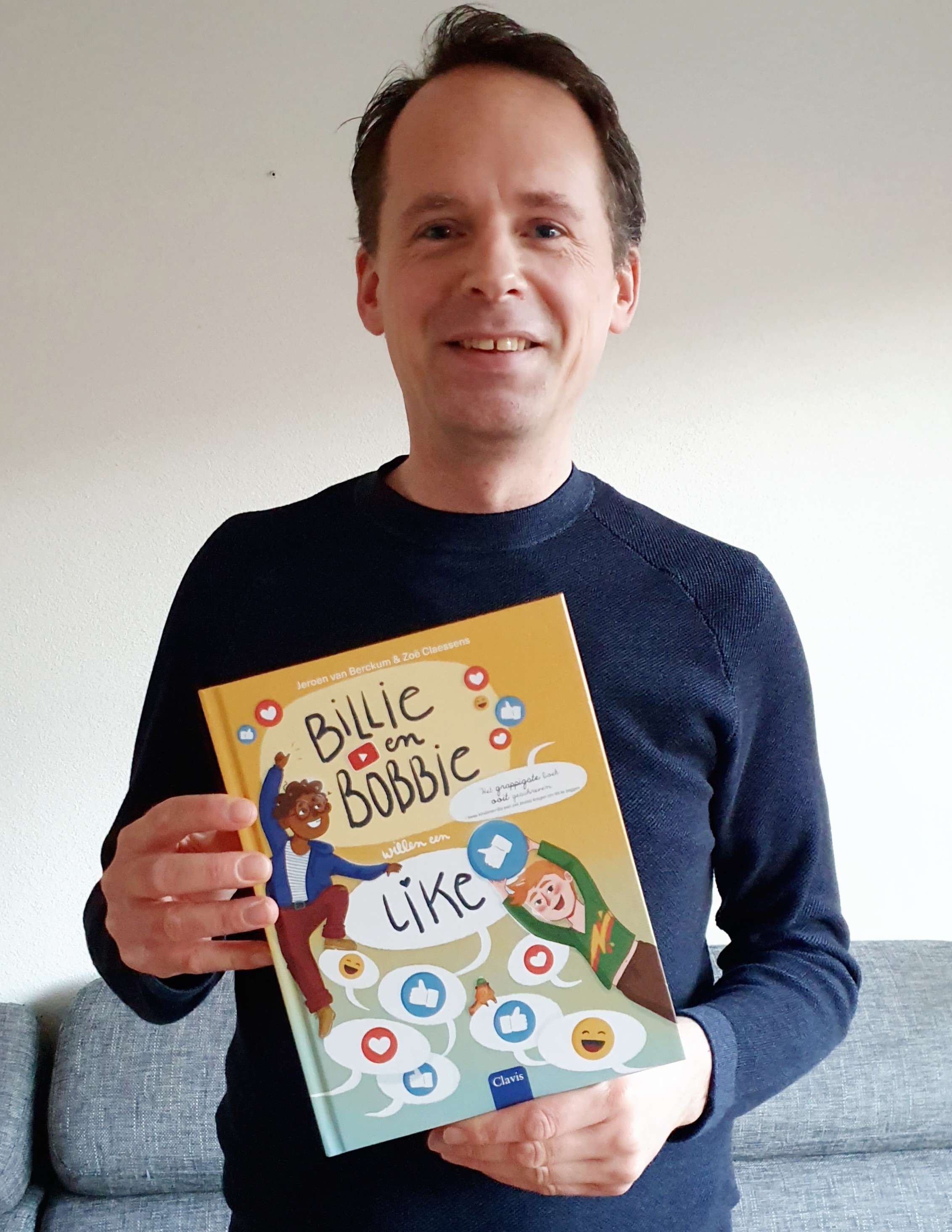 Foto van Jeroen van Berckum met zijn nieuwste boek 'Billie en Bobbie willen een like'. 